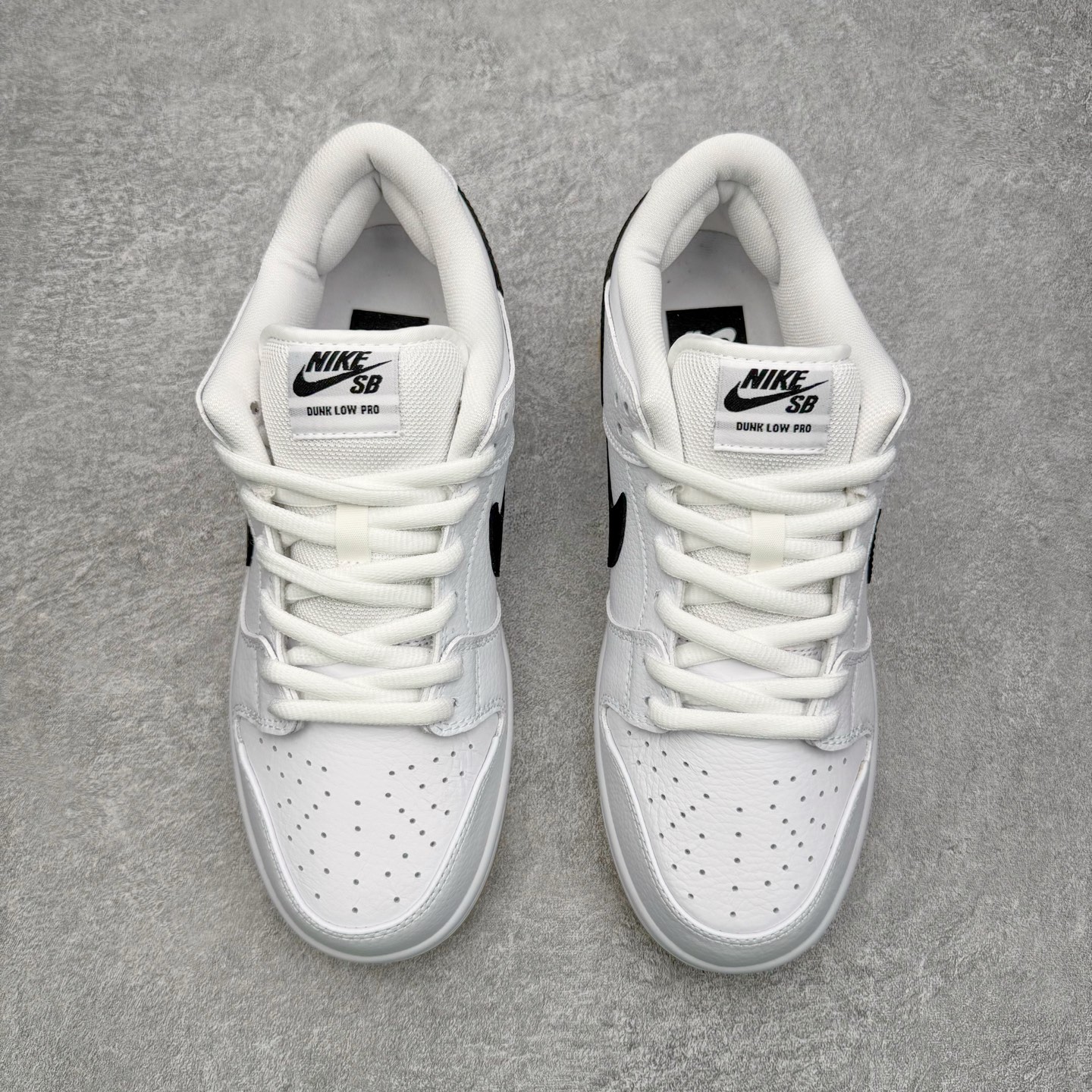 图片[2]-＃YC纯原 NK SB Dunk Low Pro 白黑生胶 CD2563-100 实力大厂出品 新配色陆续开发 利润个位数只为口碑 全套原纸板楦头开发 确保原汁原味 完美呈现DUNK版型 一比一鞋头弧度高度鞋身弧度 此版本只针对中端市场 皮料材质有所更替 其他数据细节工艺流程均保持一致 绝不口嗨 细节品控鞋型随意对比 独家私模官方第六代原厂航空铝磨具打磨大底 鞋头坡度极致还原 无解鞋型 原盒原配 圈内天花板工艺 原厂玻璃冲刀 超高清洁度 全鞋零毛边皮料切割 原厂中底布点胶 中底布拉帮走线遵循公司 尺码：36 36.5 37.5 38 38.5 39 40 40.5 41 42 42.5 43 44 44.5 45 46-选品中心