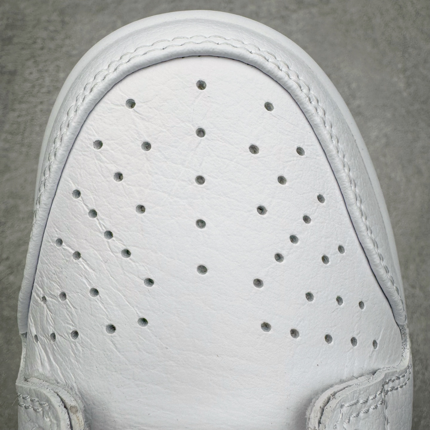 图片[13]-＃YC纯原 NK SB Dunk Low Pro 白黑生胶 CD2563-100 实力大厂出品 新配色陆续开发 利润个位数只为口碑 全套原纸板楦头开发 确保原汁原味 完美呈现DUNK版型 一比一鞋头弧度高度鞋身弧度 此版本只针对中端市场 皮料材质有所更替 其他数据细节工艺流程均保持一致 绝不口嗨 细节品控鞋型随意对比 独家私模官方第六代原厂航空铝磨具打磨大底 鞋头坡度极致还原 无解鞋型 原盒原配 圈内天花板工艺 原厂玻璃冲刀 超高清洁度 全鞋零毛边皮料切割 原厂中底布点胶 中底布拉帮走线遵循公司 尺码：36 36.5 37.5 38 38.5 39 40 40.5 41 42 42.5 43 44 44.5 45 46-选品中心