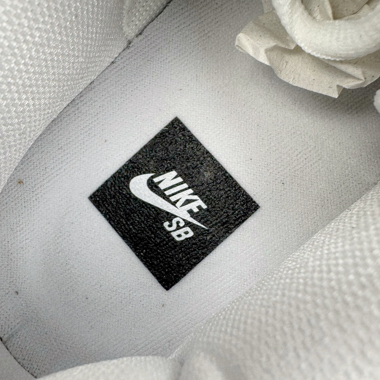 图片[11]-＃YC纯原 NK SB Dunk Low Pro 白黑生胶 CD2563-100 实力大厂出品 新配色陆续开发 利润个位数只为口碑 全套原纸板楦头开发 确保原汁原味 完美呈现DUNK版型 一比一鞋头弧度高度鞋身弧度 此版本只针对中端市场 皮料材质有所更替 其他数据细节工艺流程均保持一致 绝不口嗨 细节品控鞋型随意对比 独家私模官方第六代原厂航空铝磨具打磨大底 鞋头坡度极致还原 无解鞋型 原盒原配 圈内天花板工艺 原厂玻璃冲刀 超高清洁度 全鞋零毛边皮料切割 原厂中底布点胶 中底布拉帮走线遵循公司 尺码：36 36.5 37.5 38 38.5 39 40 40.5 41 42 42.5 43 44 44.5 45 46-选品中心