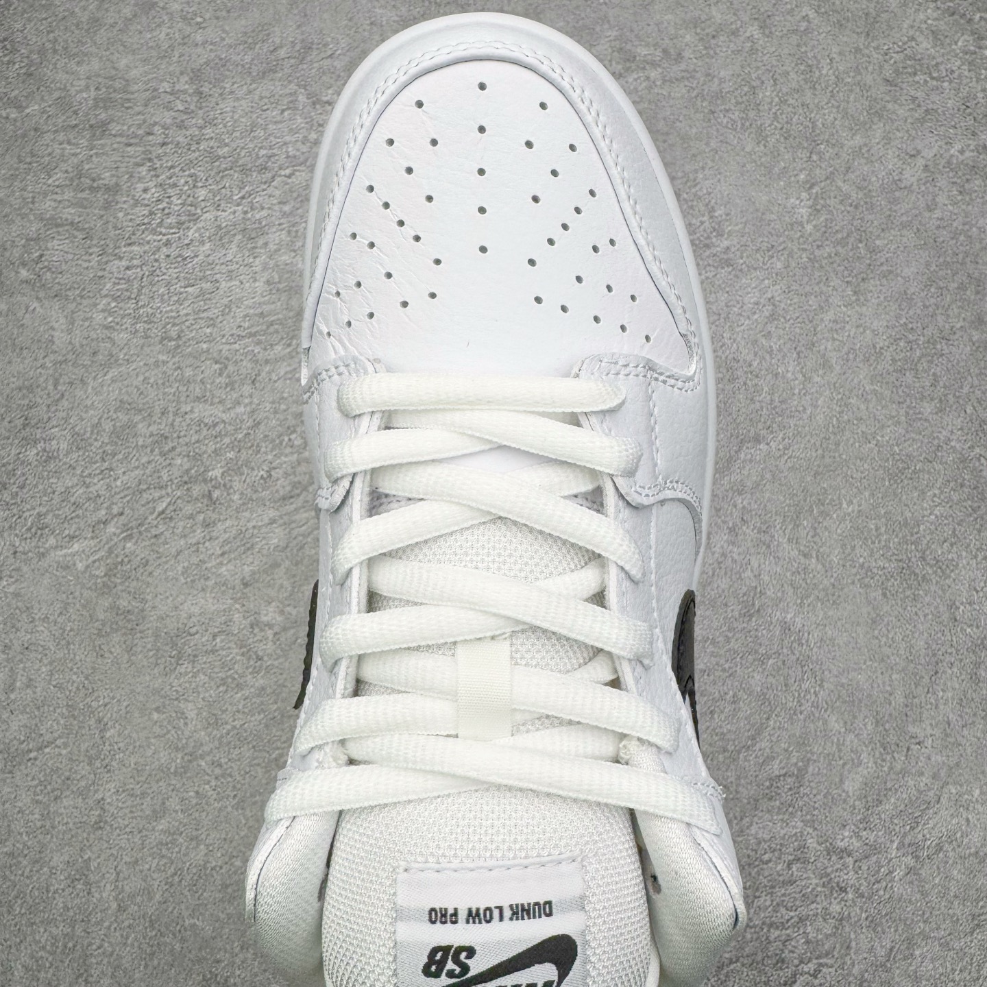 图片[4]-＃YC纯原 NK SB Dunk Low Pro 白黑生胶 CD2563-100 实力大厂出品 新配色陆续开发 利润个位数只为口碑 全套原纸板楦头开发 确保原汁原味 完美呈现DUNK版型 一比一鞋头弧度高度鞋身弧度 此版本只针对中端市场 皮料材质有所更替 其他数据细节工艺流程均保持一致 绝不口嗨 细节品控鞋型随意对比 独家私模官方第六代原厂航空铝磨具打磨大底 鞋头坡度极致还原 无解鞋型 原盒原配 圈内天花板工艺 原厂玻璃冲刀 超高清洁度 全鞋零毛边皮料切割 原厂中底布点胶 中底布拉帮走线遵循公司 尺码：36 36.5 37.5 38 38.5 39 40 40.5 41 42 42.5 43 44 44.5 45 46-选品中心