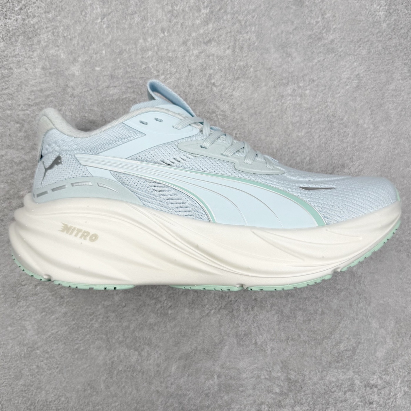 PUMA彪马 Electrify Nitro 4 时尚潮流透气低帮跑步鞋 彪马（Puma）是全球著名的运动品牌，中文作彪马，意为美洲狮，由创始人鲁道夫•达斯勒（Rudolf Dassler）于1948年在德国建立了这个品牌，数十年来PUMA一直在运动界位居要角，近几年来更成功的结合运动、休闲，时尚为一体，跃升为年轻人最爱品牌之一。实拍调校N版已经零色差零失真 百分百还原实物色彩所见即所得 不存在货不对板色差等低级问题 选购参考实物拍摄 不混卖不参货 只用心做好货严格选品 承诺混一赔十 尺码：36 36.5 37.5 38 38.5 39 40 40.5 41 42 42.5 43 44 44.5 45-选品中心