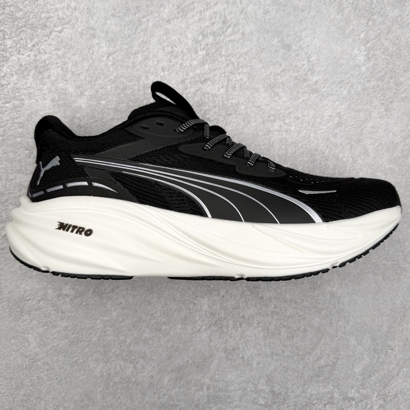 PUMA彪马 Electrify Nitro 4 时尚潮流透气低帮跑步鞋 彪马（Puma）是全球著名的运动品牌，中文作彪马，意为美洲狮，由创始人鲁道夫•达斯勒（Rudolf Dassler）于1948年在德国建立了这个品牌，数十年来PUMA一直在运动界位居要角，近几年来更成功的结合运动、休闲，时尚为一体，跃升为年轻人最爱品牌之一。实拍调校N版已经零色差零失真 百分百还原实物色彩所见即所得 不存在货不对板色差等低级问题 选购参考实物拍摄 不混卖不参货 只用心做好货严格选品 承诺混一赔十 尺码：36 36.5 37.5 38 38.5 39 40 40.5 41 42 42.5 43 44 44.5 45-选品中心