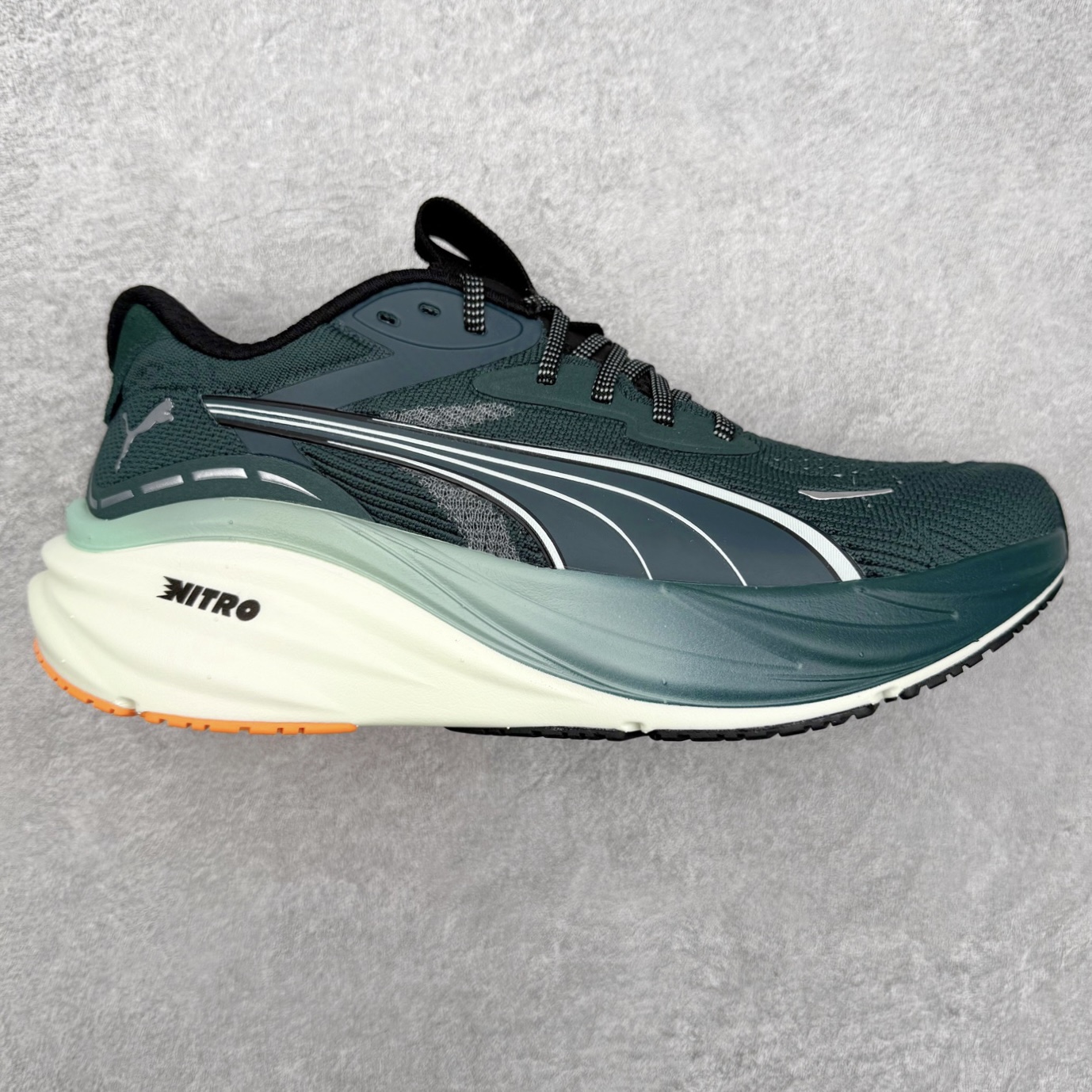 PUMA彪马 Electrify Nitro 4 时尚潮流透气低帮跑步鞋 彪马（Puma）是全球著名的运动品牌，中文作彪马，意为美洲狮，由创始人鲁道夫•达斯勒（Rudolf Dassler）于1948年在德国建立了这个品牌，数十年来PUMA一直在运动界位居要角，近几年来更成功的结合运动、休闲，时尚为一体，跃升为年轻人最爱品牌之一。实拍调校N版已经零色差零失真 百分百还原实物色彩所见即所得 不存在货不对板色差等低级问题 选购参考实物拍摄 不混卖不参货 只用心做好货严格选品 承诺混一赔十 尺码：36 36.5 37.5 38 38.5 39 40 40.5 41 42 42.5 43 44 44.5 45-选品中心