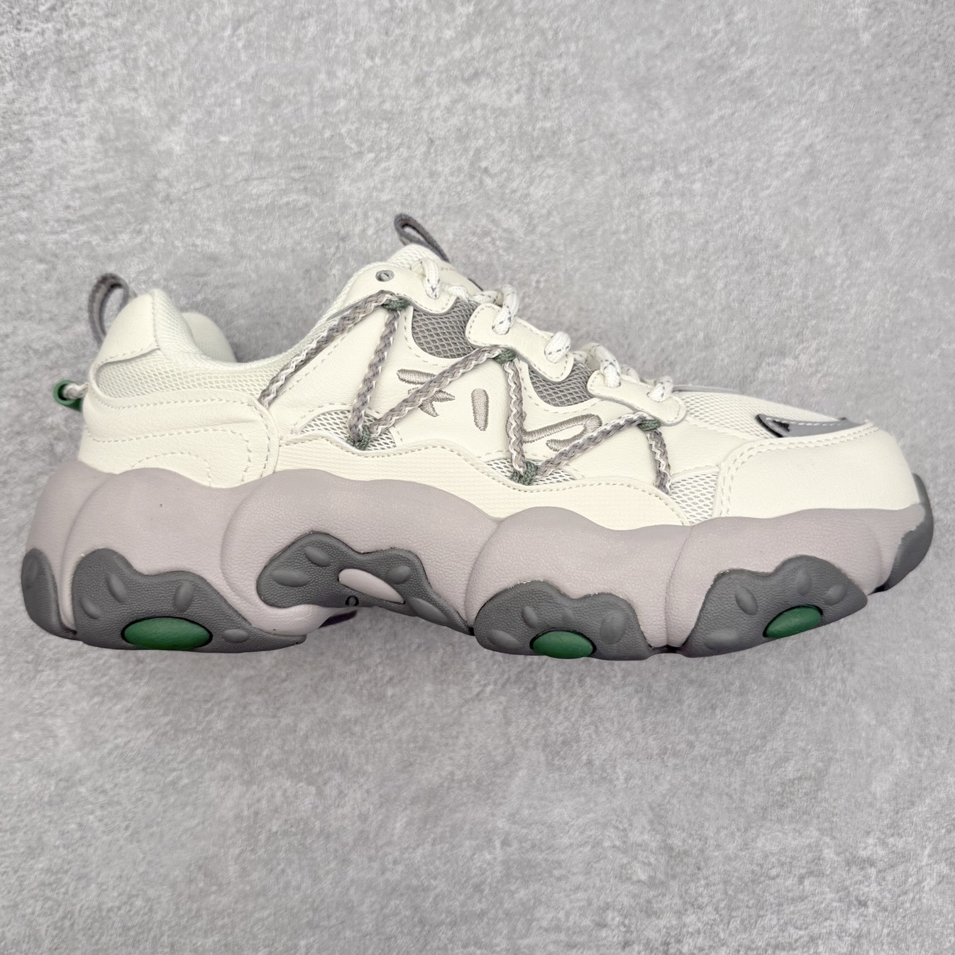 ＃纯原福利 FILA 斐乐经典百搭休闲防滑减震耐磨低帮运动鞋 传承了 FILA 的百年基因，融入年轻运动及潮流文化，成为引领变革、创新突破的一代。以“1+N” 的跨界合作模式重现经典的同时创造经典。带来最出其不意的跨界合作惊喜。同时，FILAFUSION把FILA 的 DNA 融入到定制体验里，你可以随心制造厲于你的产品。FILA FUSION 的鞋家族涵盖了老爹鞋、跑步鞋、网球鞋、季节款。风格复古新潮，满足了时尚人士出行及各类运动的搭配需求，成为当下年轻人筷拥的鞋类品牌之一。FILA FUSION 走进年轻人的世界，通过年轻人运动，街舞，滑板，篮球，展现 FILA FUSION 的潮流态度和年轻文化。FILA FUSION 认为末来属于引领变革、创新突破的年轻一代，让我们一起构成 FILA 未来的蓝图吧！尺码：35.5 36 36.5 37.5 38 38.5 39 40-选品中心