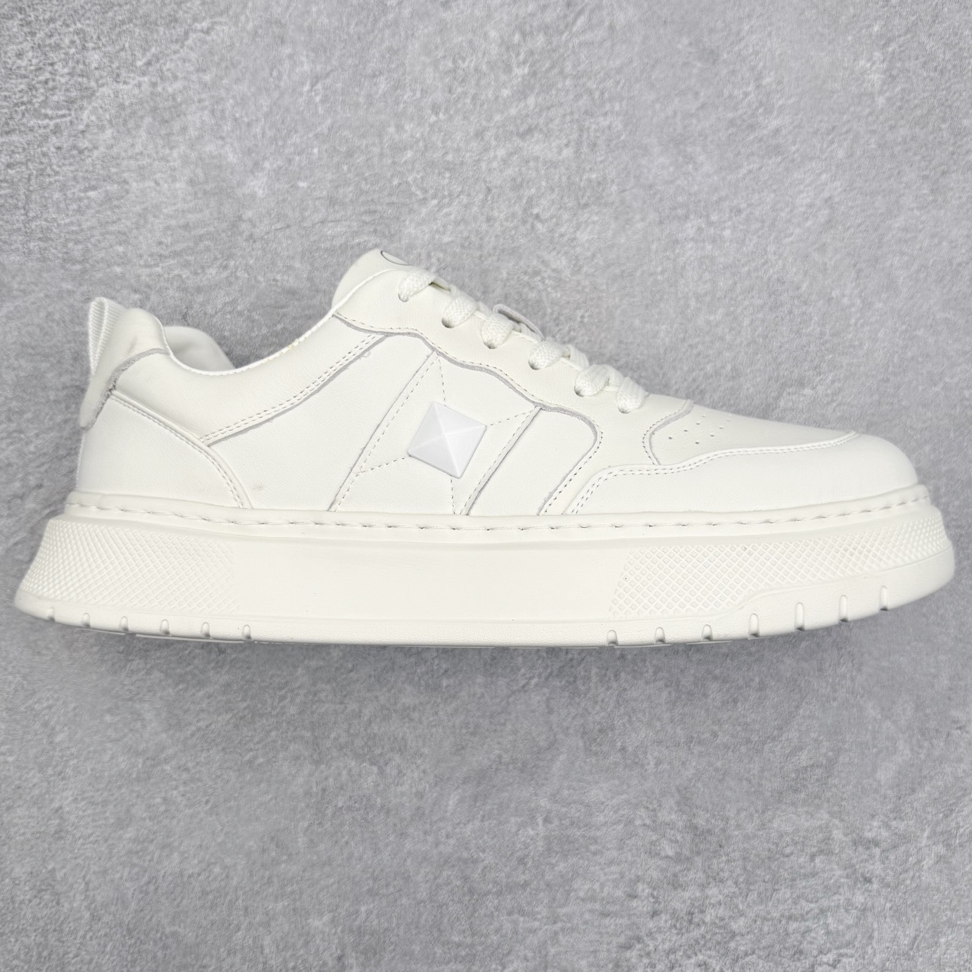 Valentino 华伦天奴 Rockstud untitled 厚底休闲铆钉小白鞋 明星同款 软羊皮低帮运动板鞋 经典百搭款绗缝格纹打造瞩目朋克风格 考究皮质构塑和简洁轮廓 流畅的线条奠定酷感基调 装饰质感橡胶效果 侧面铆钉装饰 穿出了不一样的随性和时髦 阿那亚大秀可谓是刷爆了时尚圈 鞋面全油边 面料：定制牛皮+独家开模橡胶发泡大底 轻便防滑耐磨 脚感舒适 款式耐看做工精细 全套包装 尺码：39 40 41 42 43 44（皮鞋码）-选品中心