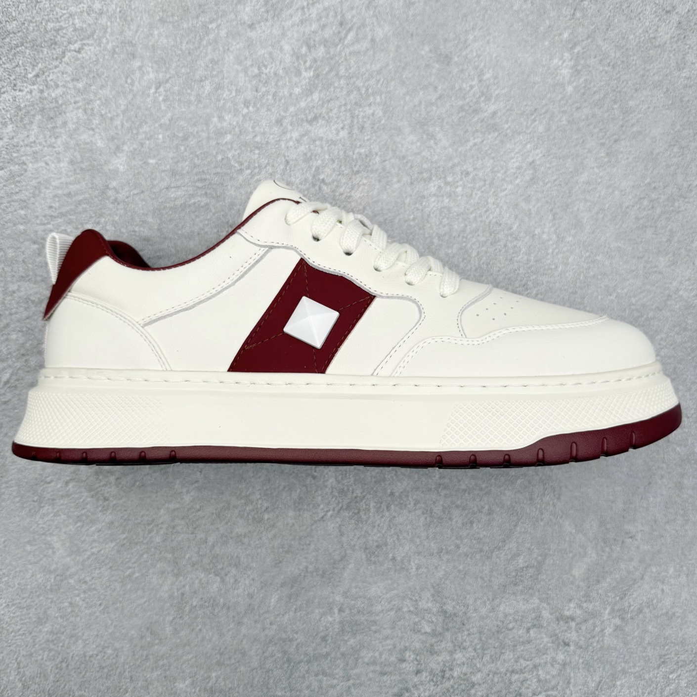 Valentino 华伦天奴 Rockstud untitled 厚底休闲铆钉小白鞋 明星同款 软羊皮低帮运动板鞋 经典百搭款绗缝格纹打造瞩目朋克风格 考究皮质构塑和简洁轮廓 流畅的线条奠定酷感基调 装饰质感橡胶效果 侧面铆钉装饰 穿出了不一样的随性和时髦 阿那亚大秀可谓是刷爆了时尚圈 鞋面全油边 面料：定制牛皮+独家开模橡胶发泡大底 轻便防滑耐磨 脚感舒适 款式耐看做工精细 全套包装 尺码：39 40 41 42 43 44（皮鞋码）-选品中心