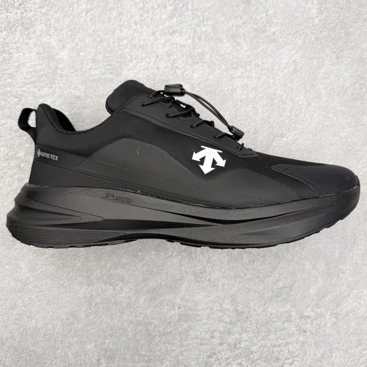 ＃HP DESCENTE Enerzite 迪桑特舒适柔软防滑耐磨低帮休闲跑步鞋 DESCENTE（迪桑特）创立于1935年，品牌名取自法语词汇，意为“滑降”。品牌箭头标识代表滑雪的三种技术“高速直线滑行”、“穿越”和“侧滑”，也寓意品牌在打造高端专业运动产品中不断追求完美的创新精神，致力于成为中国高端专业滑雪、综训、女子、铁人三项、高尔夫的第一品牌。尺码：39 40 40.5 41 42 42.5 43 44 44.5 45-选品中心