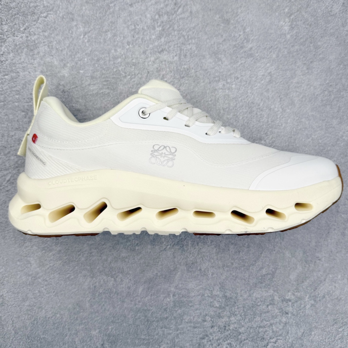 LOEWE x On Cloudtilt 2.0 昂跑罗意威联名 圆头系带生活休闲鞋 此运动品牌 开创于2010年 缓震着陆、强效回弹、轻柔质感的设计构思始终是ON研制关键 与此同时基于“为全球提供革新性的跑步感受”信念 陆续推出了多款跑鞋及其以专业运动人体跑步工程学为设计关键的功能性跑步服饰设备 让跑者不费力气地畅快畅跑 尺码：36 36.5 37.5 38 38.5 39 40 40.5 41 42 42.5 43 44 44.5 45-选品中心