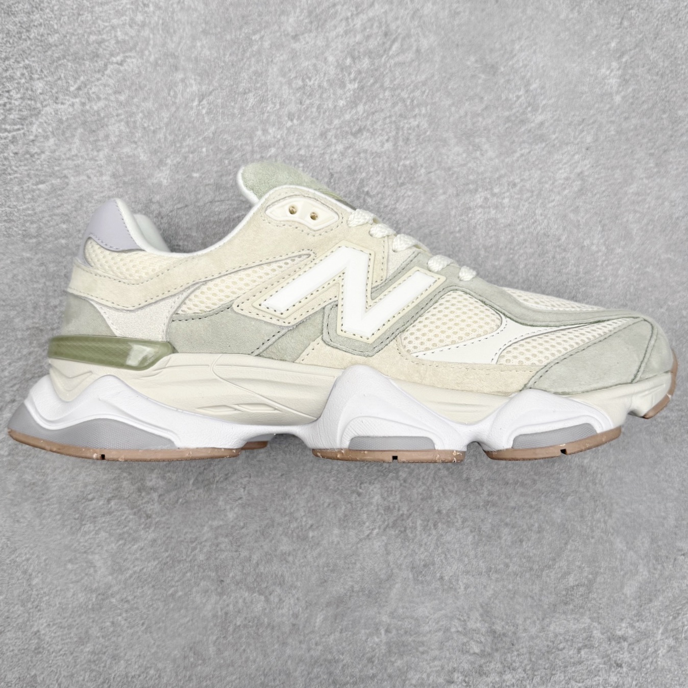 New Balance NB9060 复古运动鞋 新百伦又带来了新鞋型 并且是与芝加哥街头品牌 Joe Freshgoods 的联名款 鞋身主体采用了类似 990 系列的设计风格 与传统复古慢跑鞋区别不大 最大的变化就是鞋底部分 在传统设计的中底外层 增加了多个分区的模块 圆润的线条设计与我们熟悉的 New Balance 风格截然不同 但与同样充满弧形线条的鞋面搭配 看起来毫无违和感 尺码：36-45-选品中心