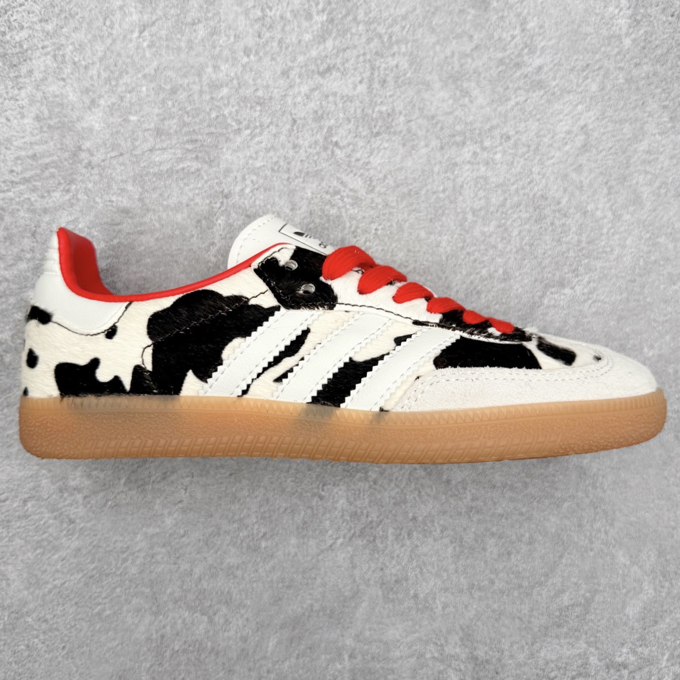 AD Original Samba OG 复古经典轻便板鞋 KI6956 口碑大厂出品 品控大底版型不断改良更新 全套原纸板楦头开发 确保原汁原味 完美呈现桑巴版型 一比一鞋头弧度高度鞋身弧度 此版本只针对中端市场 皮料材质有所更替 其他数据细节工艺流程均保持一致 绝不口嗨 细节品控鞋型随意对比 正确烫金高频细节 原装纳米超迁皮料 独家私模橡胶大底 原盒原配 这款桑巴鞋展示了高质量的工艺 带有装饰的超锁缝制和无缝的手感 柔软、柔软的皮革造型和标志性的3条纹完成了精致的外观 正规合身鞋带 鞋面上有绒面鞋垫 橡胶鞋底 享受正畸套筒软感 自50年代首次亮相以来就一直在赢得粉丝的青睐 尺码：35.5 36 36.5 37.5 38 38.5 39 40 40.5 41 42 42.5 43 44 44.5 45-选品中心