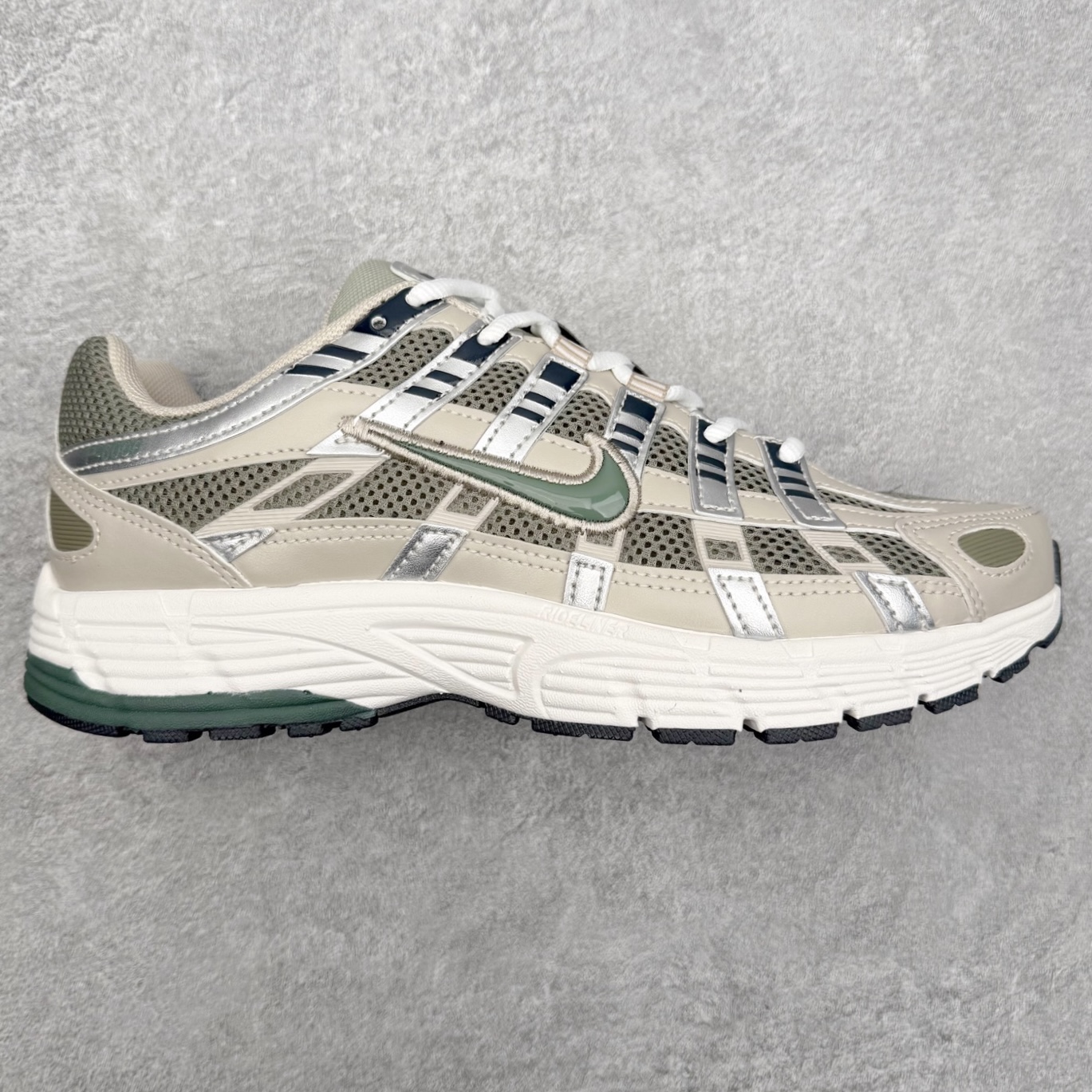 NK P-6000 系列低帮复古老爹风休闲运动舒适慢跑鞋 CD6404-203 融合 Pegasus 过往运动鞋设计 助力 21 世纪早期跑步运动跃升时尚新高度 采用透气网眼布、运动风格线条和耐穿覆面 兼具吸睛外观和舒适感受 中底泡绵以田径赛道为灵感 打造厚实设计 缔造出众缓震性能 尺码：36 36.5 37.5 38 38.5 39 40 40.5 41 42 42.5 43 44 44.5 45-选品中心