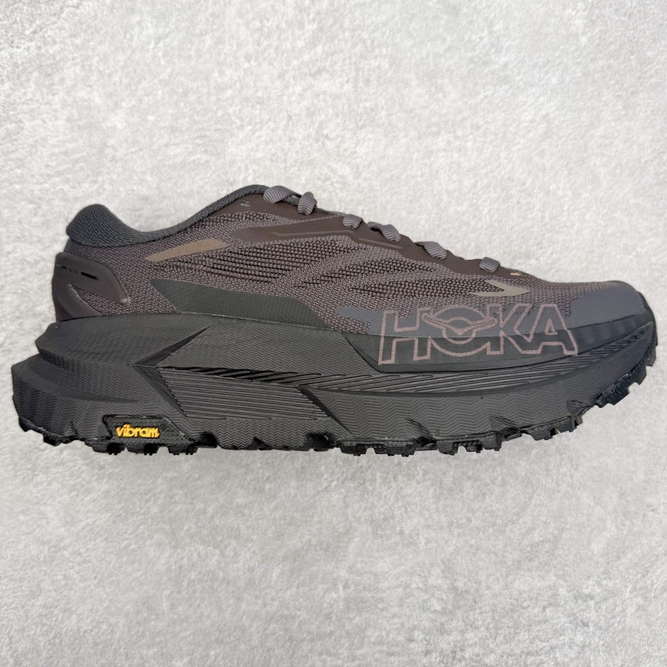 _J.LA.L_ x HOKA ONE ONE Mafate X 百搭经典跑步鞋联名款 男女同款 HOKA ONE ONE是来自美国的跑步鞋知名品牌，创立于2009年，始终致力于为所有跑者提供更新、更好的跑步装备。相比常规跑鞋，HOKA ONE ONE特别研发使用性能独特的几何形跑鞋中底，此种鞋底更厚、更高、回弹性也更好，除了卓越的缓冲性能，它还能內各种阶段的跑者带来更具动感、更加稳定的跑步体验。HOKAONE ONE从设计之初就清楚意识到，要保证跑者步幅的均匀一致，双脚自然而然的运动至关重要。尺码：36 36.5 37.5 38 38.5 39 40 40.5 41 42 42.5 43 44 44.5 45-选品中心