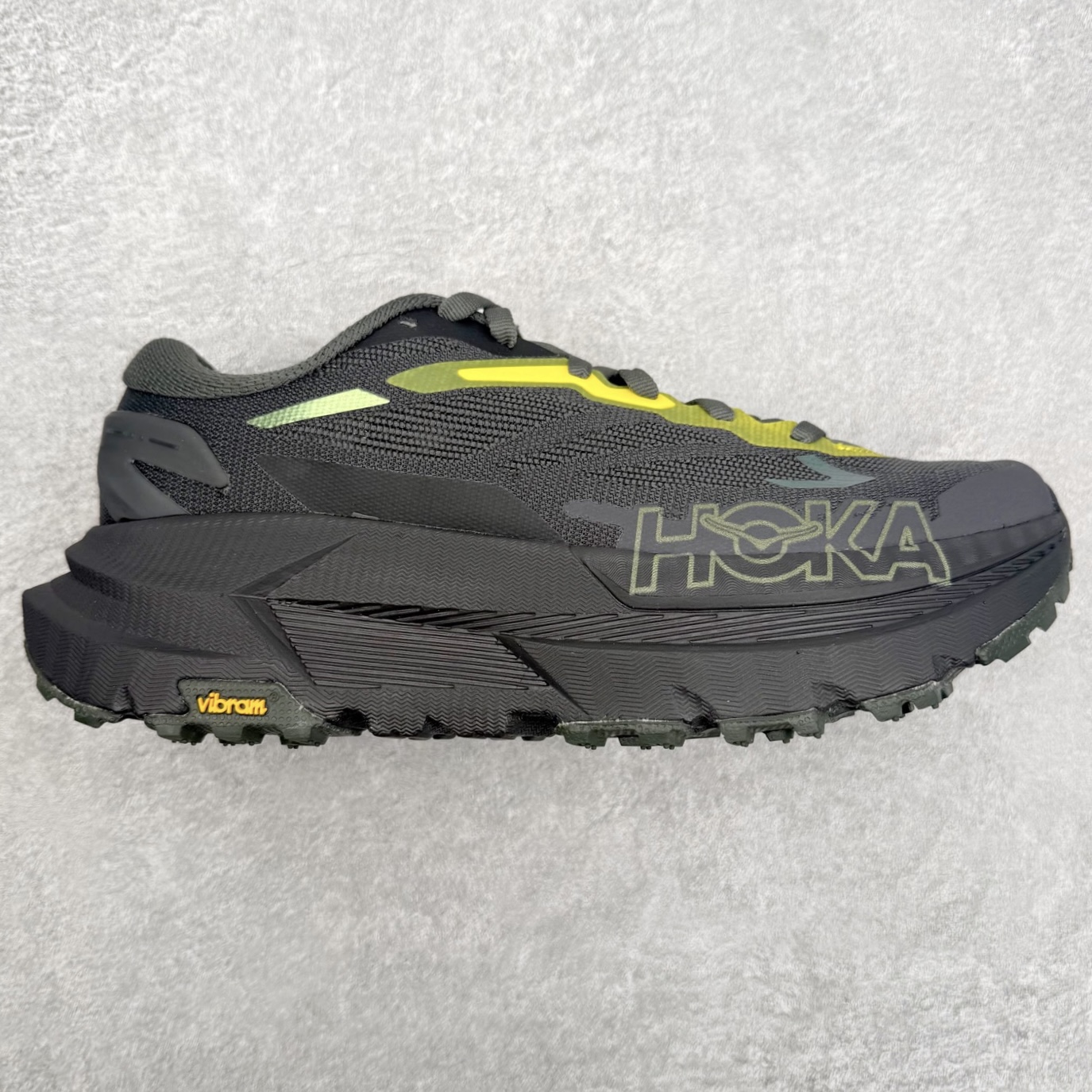 _J.LA.L_ x HOKA ONE ONE Mafate X 百搭经典跑步鞋联名款 男女同款 HOKA ONE ONE是来自美国的跑步鞋知名品牌，创立于2009年，始终致力于为所有跑者提供更新、更好的跑步装备。相比常规跑鞋，HOKA ONE ONE特别研发使用性能独特的几何形跑鞋中底，此种鞋底更厚、更高、回弹性也更好，除了卓越的缓冲性能，它还能內各种阶段的跑者带来更具动感、更加稳定的跑步体验。HOKAONE ONE从设计之初就清楚意识到，要保证跑者步幅的均匀一致，双脚自然而然的运动至关重要。尺码：36 36.5 37.5 38 38.5 39 40 40.5 41 42 42.5 43 44 44.5 45-选品中心