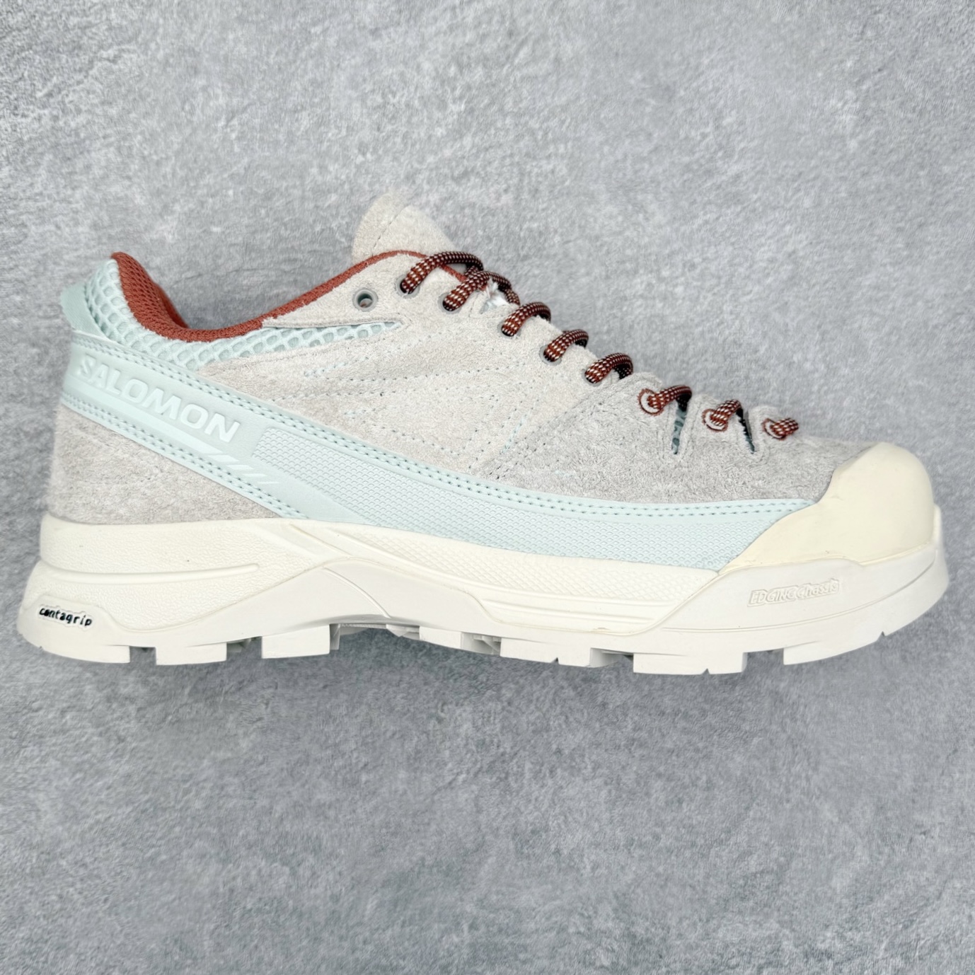 SALOMON萨洛蒙 乙巳CNY蟠虺系列 X ALP PANHUI 时尚 舒适减震包裹性支撑轻便 低帮跑步鞋 男女同款 SALOMON诞生于1947年的法国阿尔卑斯山区，全球知名的户外运动品牌。一直致力于推动滑雪、越野跑等山地运动的发展及产品的进步。其产品设计致力于追求创新和发掘产品的性能极限，帮助喜欢自由的人在山地间不断挑战自我。实拍调校N版已经零色差零失真 百分百还原实物色彩所见即所得 不存在货不对板色差等低级问题 选购参考实物拍摄 不混卖不参货 只用心做好货严格选品 承诺混一赔十 尺码：36 36.5 37.5 38 38.5 39 40 40.5 41 42 42.5 43 44 44.5 45-选品中心