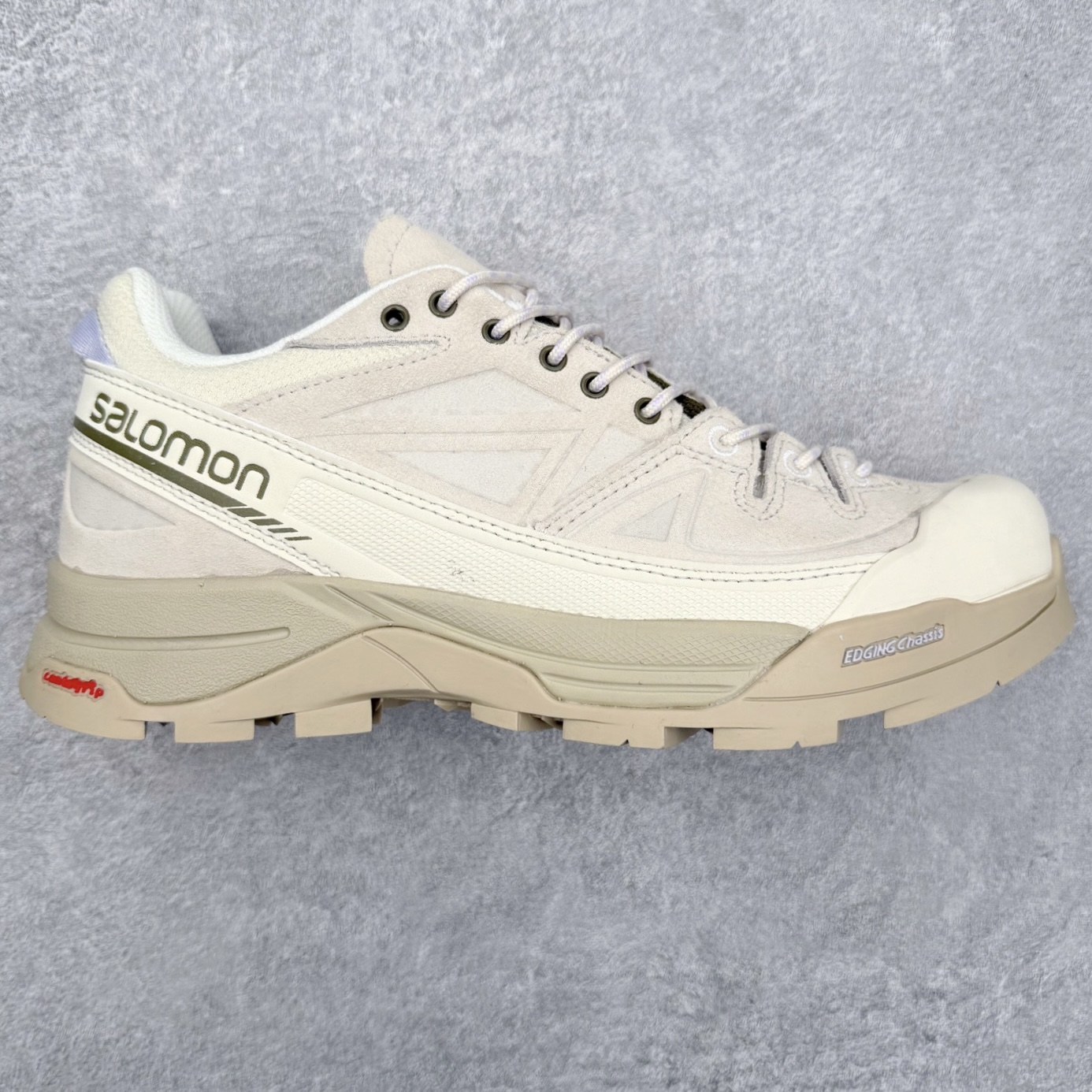 SALOMON萨洛蒙 乙巳CNY蟠虺系列 X ALP PANHUI 时尚 舒适减震包裹性支撑轻便 低帮跑步鞋 男女同款 SALOMON诞生于1947年的法国阿尔卑斯山区，全球知名的户外运动品牌。一直致力于推动滑雪、越野跑等山地运动的发展及产品的进步。其产品设计致力于追求创新和发掘产品的性能极限，帮助喜欢自由的人在山地间不断挑战自我。实拍调校N版已经零色差零失真 百分百还原实物色彩所见即所得 不存在货不对板色差等低级问题 选购参考实物拍摄 不混卖不参货 只用心做好货严格选品 承诺混一赔十 尺码：36 36.5 37.5 38 38.5 39 40 40.5 41 42 42.5 43 44 44.5 45-选品中心