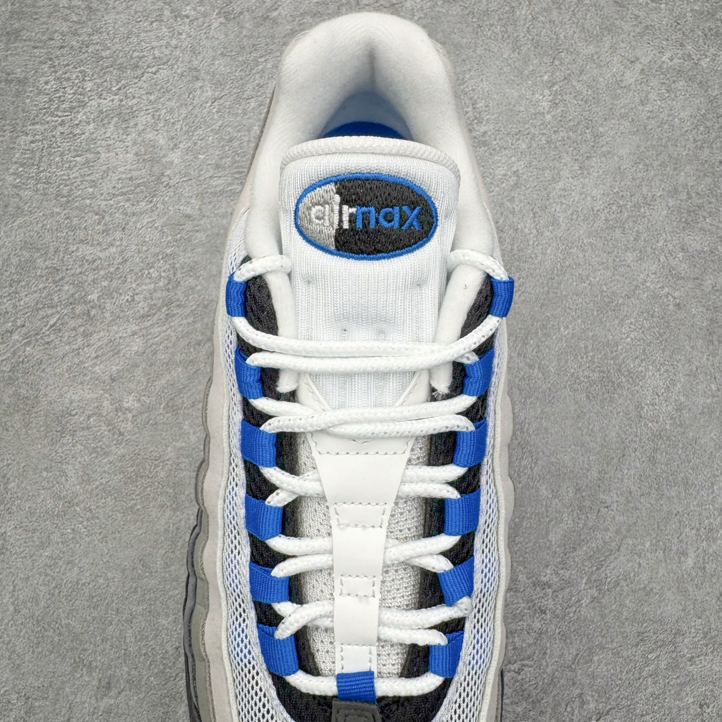 图片[5]-＃KZ神版 NK Air Max 95 OG Blue Spark 舒适百搭耐磨低帮气垫休闲跑步鞋 灰黑蓝 IM7410-100 经典重温 外单专供大厂出品 品质稳定 一百余色 终端操作 鞋款设计灵感源于人体构造 中底设计基于人体的脊柱构造 是整体设计的核心 尼龙孔眼代表了肋骨 而分层式面板和网眼象征着肌肉纤维和肉体组织 Air Max 95采用了两个独立的吹塑成型的Air-Sole单元 并首次在前掌使用可视化气垫设计 Swoosh logo夜当作一个 点符号放在了鞋子的后帮位置 20年的发展让 AIR MAX 95有了不同的故事 20年后再度面向世人的时候 焕然一新的面貌 让人有了另外一种清新脱俗的感觉 尺码：40 40.5 41 42 42.5 43 44 44.5 45 45.5 46 47.5 48.5-选品中心