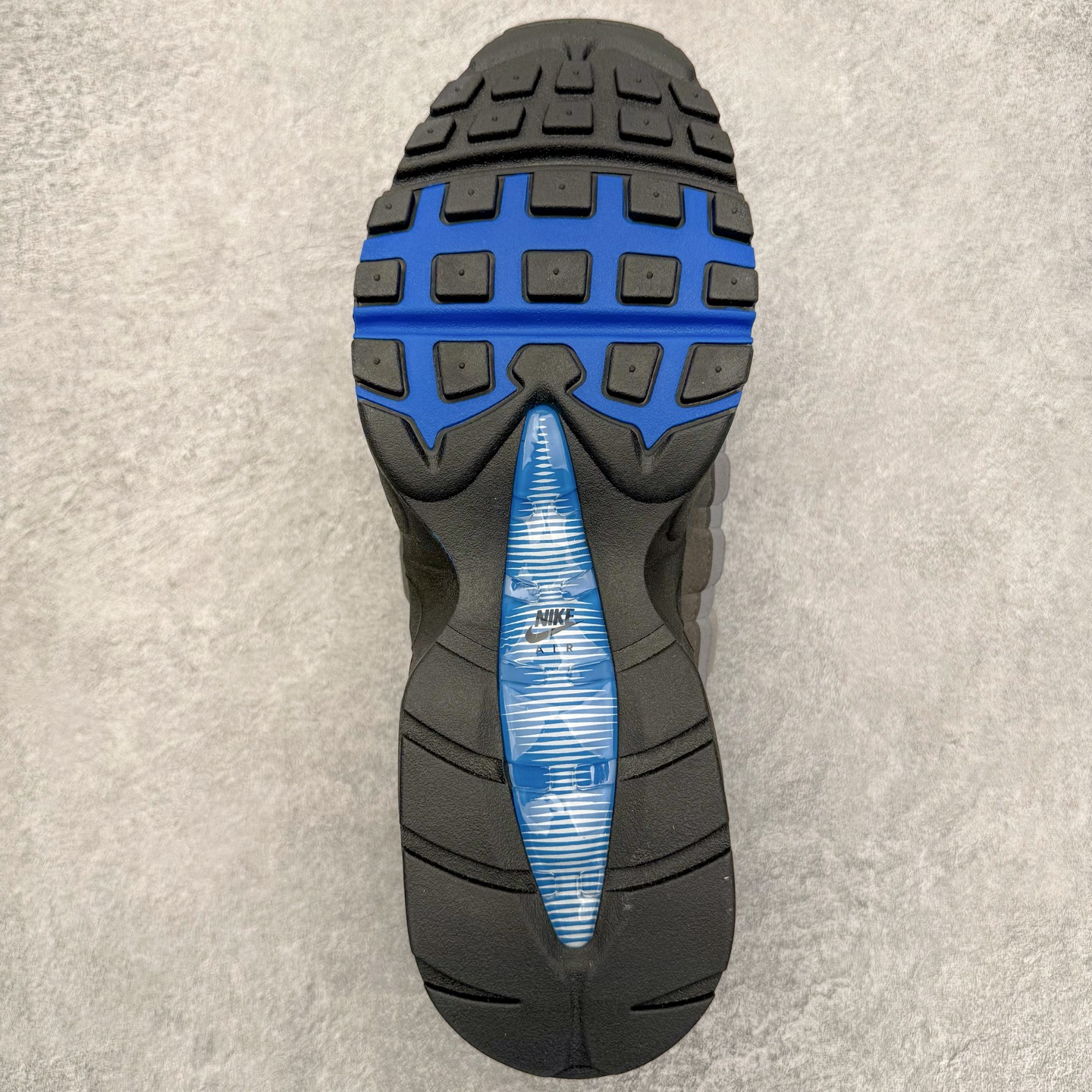 图片[9]-＃KZ神版 NK Air Max 95 OG Blue Spark 舒适百搭耐磨低帮气垫休闲跑步鞋 灰黑蓝 IM7410-100 经典重温 外单专供大厂出品 品质稳定 一百余色 终端操作 鞋款设计灵感源于人体构造 中底设计基于人体的脊柱构造 是整体设计的核心 尼龙孔眼代表了肋骨 而分层式面板和网眼象征着肌肉纤维和肉体组织 Air Max 95采用了两个独立的吹塑成型的Air-Sole单元 并首次在前掌使用可视化气垫设计 Swoosh logo夜当作一个 点符号放在了鞋子的后帮位置 20年的发展让 AIR MAX 95有了不同的故事 20年后再度面向世人的时候 焕然一新的面貌 让人有了另外一种清新脱俗的感觉 尺码：40 40.5 41 42 42.5 43 44 44.5 45 45.5 46 47.5 48.5-选品中心