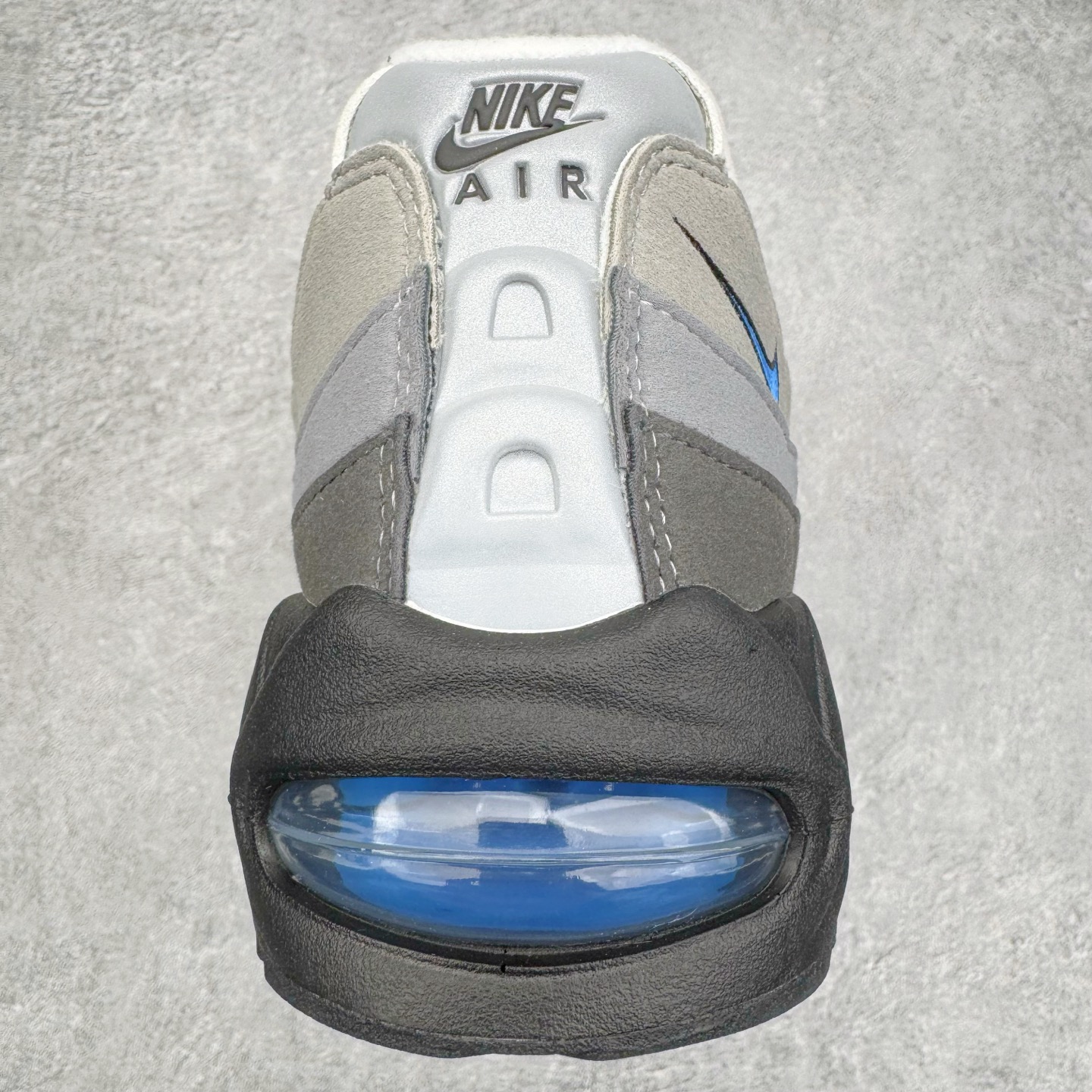 图片[8]-＃KZ神版 NK Air Max 95 OG Blue Spark 舒适百搭耐磨低帮气垫休闲跑步鞋 灰黑蓝 IM7410-100 经典重温 外单专供大厂出品 品质稳定 一百余色 终端操作 鞋款设计灵感源于人体构造 中底设计基于人体的脊柱构造 是整体设计的核心 尼龙孔眼代表了肋骨 而分层式面板和网眼象征着肌肉纤维和肉体组织 Air Max 95采用了两个独立的吹塑成型的Air-Sole单元 并首次在前掌使用可视化气垫设计 Swoosh logo夜当作一个 点符号放在了鞋子的后帮位置 20年的发展让 AIR MAX 95有了不同的故事 20年后再度面向世人的时候 焕然一新的面貌 让人有了另外一种清新脱俗的感觉 尺码：40 40.5 41 42 42.5 43 44 44.5 45 45.5 46 47.5 48.5-选品中心