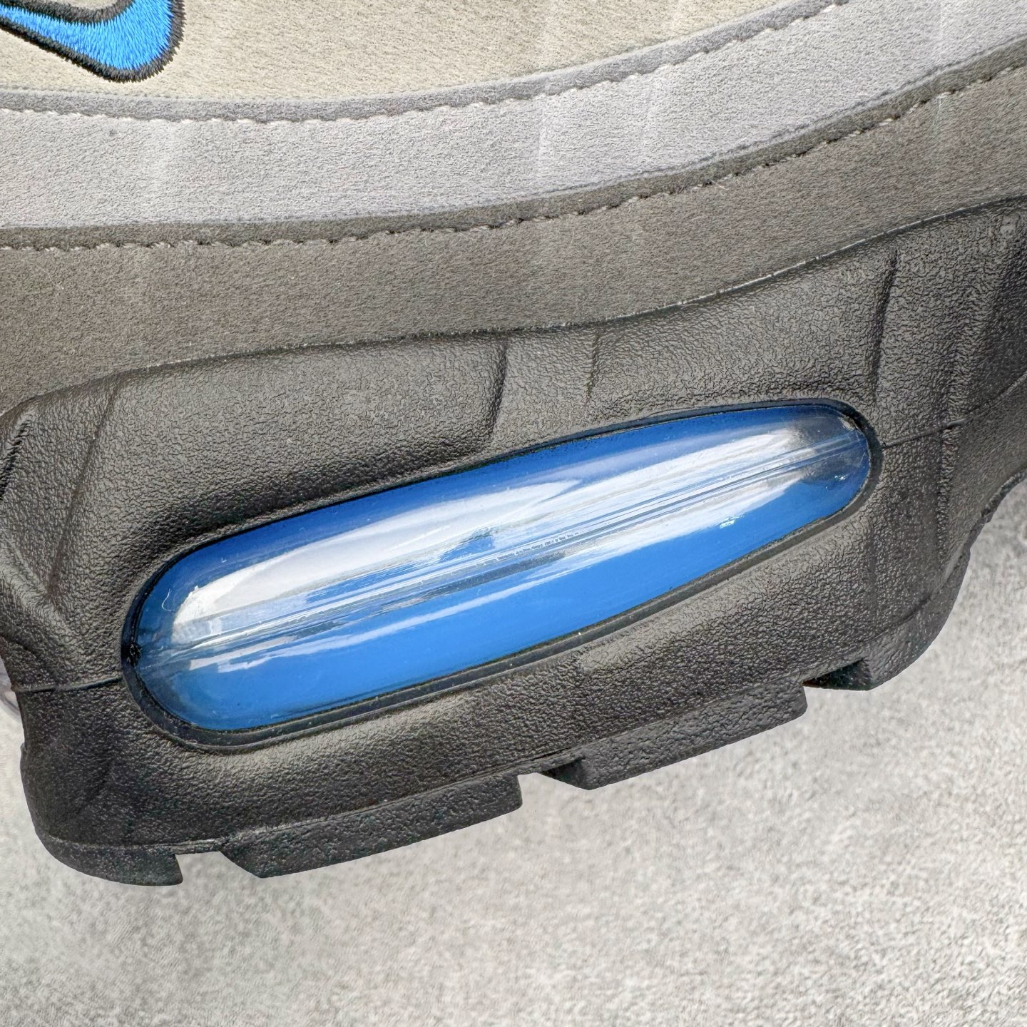 图片[19]-＃KZ神版 NK Air Max 95 OG Blue Spark 舒适百搭耐磨低帮气垫休闲跑步鞋 灰黑蓝 IM7410-100 经典重温 外单专供大厂出品 品质稳定 一百余色 终端操作 鞋款设计灵感源于人体构造 中底设计基于人体的脊柱构造 是整体设计的核心 尼龙孔眼代表了肋骨 而分层式面板和网眼象征着肌肉纤维和肉体组织 Air Max 95采用了两个独立的吹塑成型的Air-Sole单元 并首次在前掌使用可视化气垫设计 Swoosh logo夜当作一个 点符号放在了鞋子的后帮位置 20年的发展让 AIR MAX 95有了不同的故事 20年后再度面向世人的时候 焕然一新的面貌 让人有了另外一种清新脱俗的感觉 尺码：40 40.5 41 42 42.5 43 44 44.5 45 45.5 46 47.5 48.5-选品中心