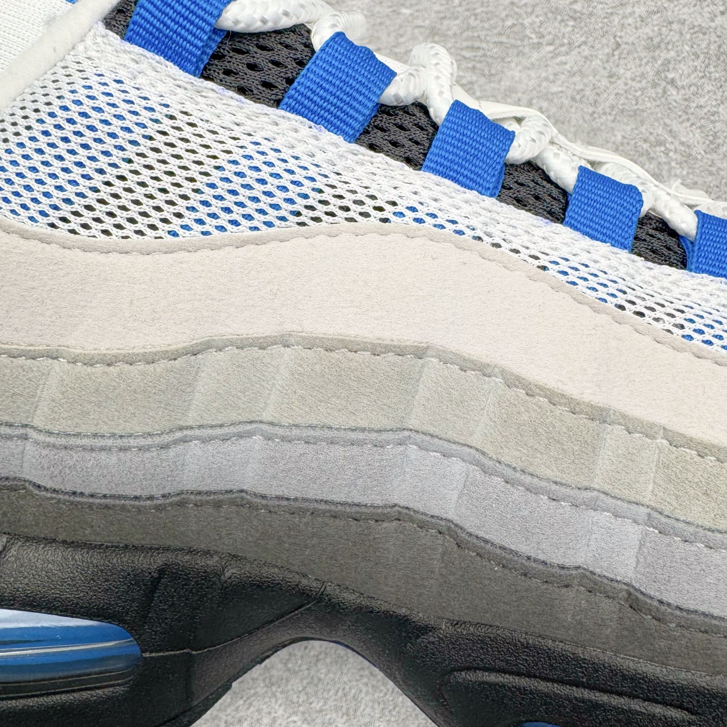 图片[18]-＃KZ神版 NK Air Max 95 OG Blue Spark 舒适百搭耐磨低帮气垫休闲跑步鞋 灰黑蓝 IM7410-100 经典重温 外单专供大厂出品 品质稳定 一百余色 终端操作 鞋款设计灵感源于人体构造 中底设计基于人体的脊柱构造 是整体设计的核心 尼龙孔眼代表了肋骨 而分层式面板和网眼象征着肌肉纤维和肉体组织 Air Max 95采用了两个独立的吹塑成型的Air-Sole单元 并首次在前掌使用可视化气垫设计 Swoosh logo夜当作一个 点符号放在了鞋子的后帮位置 20年的发展让 AIR MAX 95有了不同的故事 20年后再度面向世人的时候 焕然一新的面貌 让人有了另外一种清新脱俗的感觉 尺码：40 40.5 41 42 42.5 43 44 44.5 45 45.5 46 47.5 48.5-选品中心