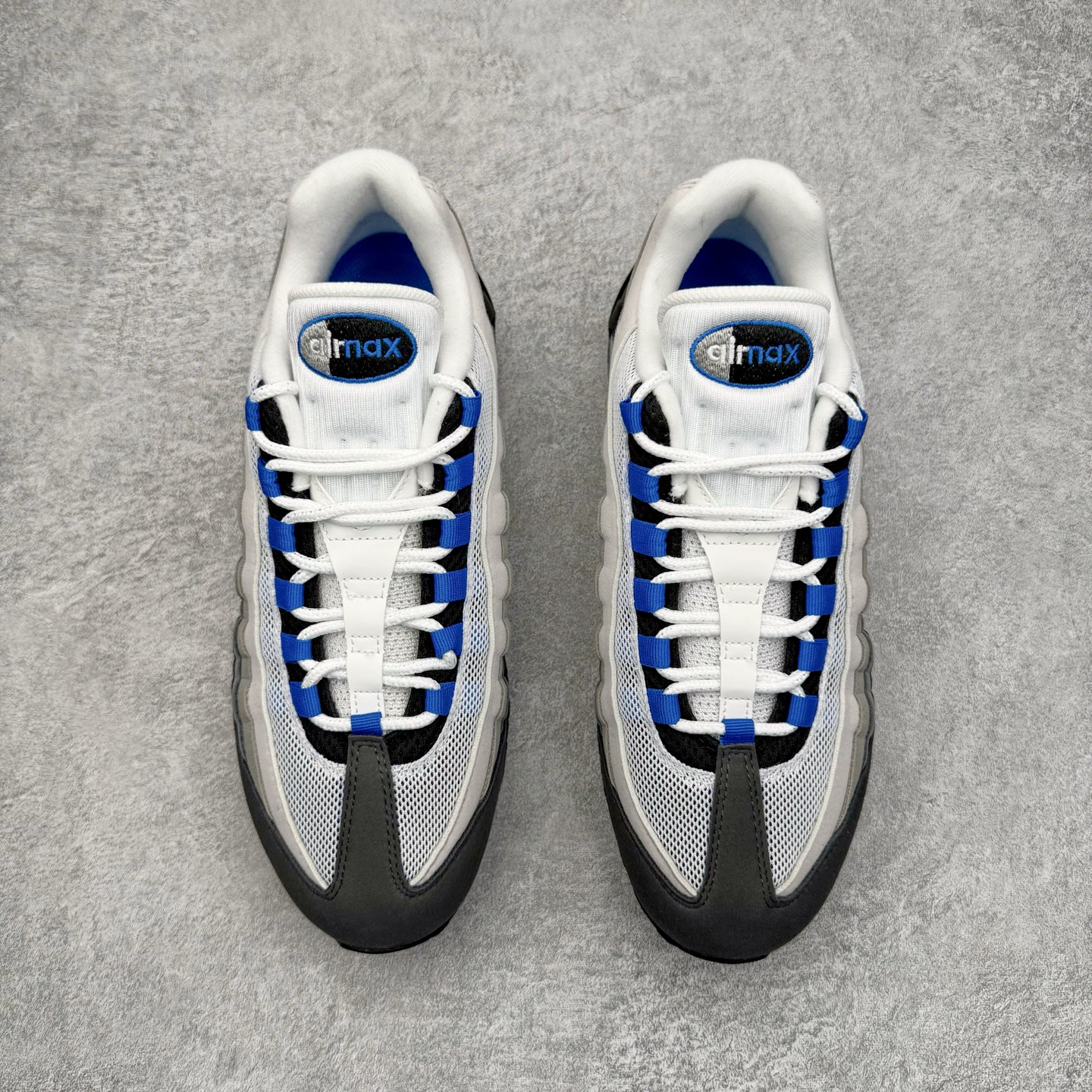 图片[2]-＃KZ神版 NK Air Max 95 OG Blue Spark 舒适百搭耐磨低帮气垫休闲跑步鞋 灰黑蓝 IM7410-100 经典重温 外单专供大厂出品 品质稳定 一百余色 终端操作 鞋款设计灵感源于人体构造 中底设计基于人体的脊柱构造 是整体设计的核心 尼龙孔眼代表了肋骨 而分层式面板和网眼象征着肌肉纤维和肉体组织 Air Max 95采用了两个独立的吹塑成型的Air-Sole单元 并首次在前掌使用可视化气垫设计 Swoosh logo夜当作一个 点符号放在了鞋子的后帮位置 20年的发展让 AIR MAX 95有了不同的故事 20年后再度面向世人的时候 焕然一新的面貌 让人有了另外一种清新脱俗的感觉 尺码：40 40.5 41 42 42.5 43 44 44.5 45 45.5 46 47.5 48.5-选品中心