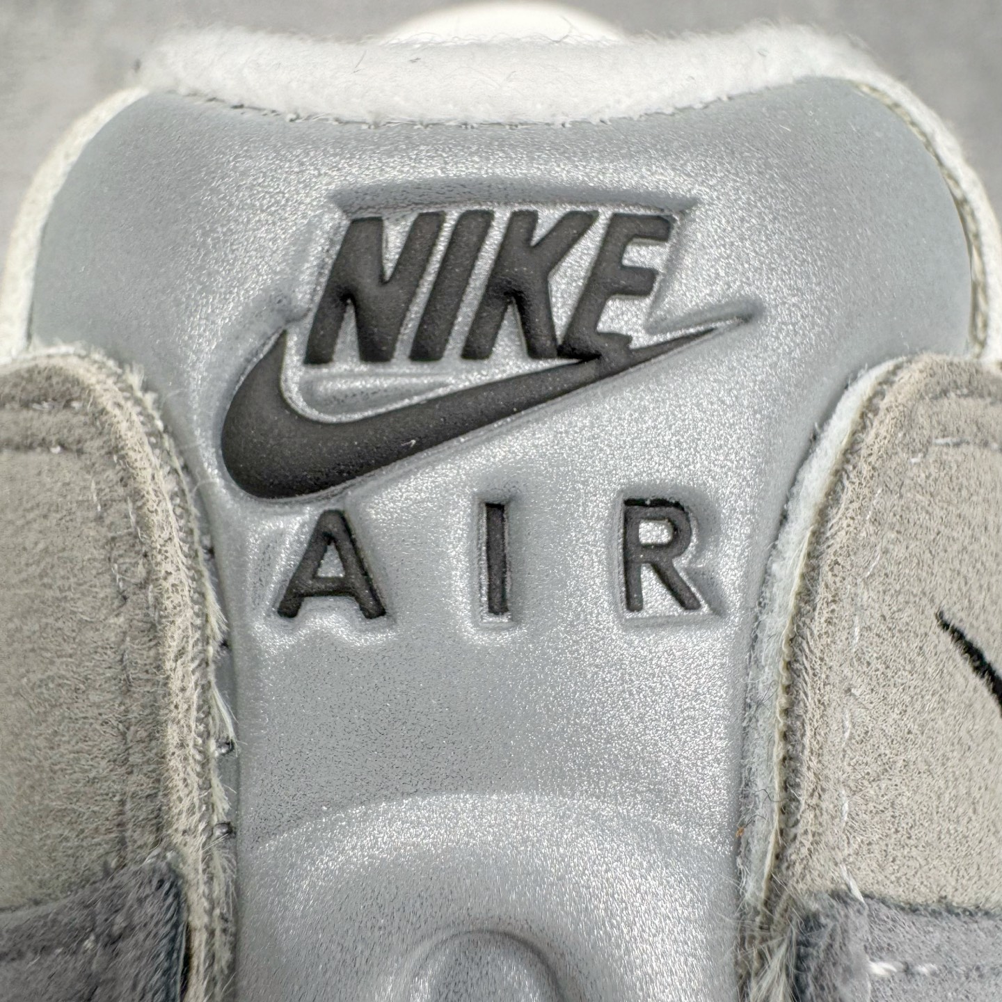 图片[10]-＃KZ神版 NK Air Max 95 OG Blue Spark 舒适百搭耐磨低帮气垫休闲跑步鞋 灰黑蓝 IM7410-100 经典重温 外单专供大厂出品 品质稳定 一百余色 终端操作 鞋款设计灵感源于人体构造 中底设计基于人体的脊柱构造 是整体设计的核心 尼龙孔眼代表了肋骨 而分层式面板和网眼象征着肌肉纤维和肉体组织 Air Max 95采用了两个独立的吹塑成型的Air-Sole单元 并首次在前掌使用可视化气垫设计 Swoosh logo夜当作一个 点符号放在了鞋子的后帮位置 20年的发展让 AIR MAX 95有了不同的故事 20年后再度面向世人的时候 焕然一新的面貌 让人有了另外一种清新脱俗的感觉 尺码：40 40.5 41 42 42.5 43 44 44.5 45 45.5 46 47.5 48.5-选品中心