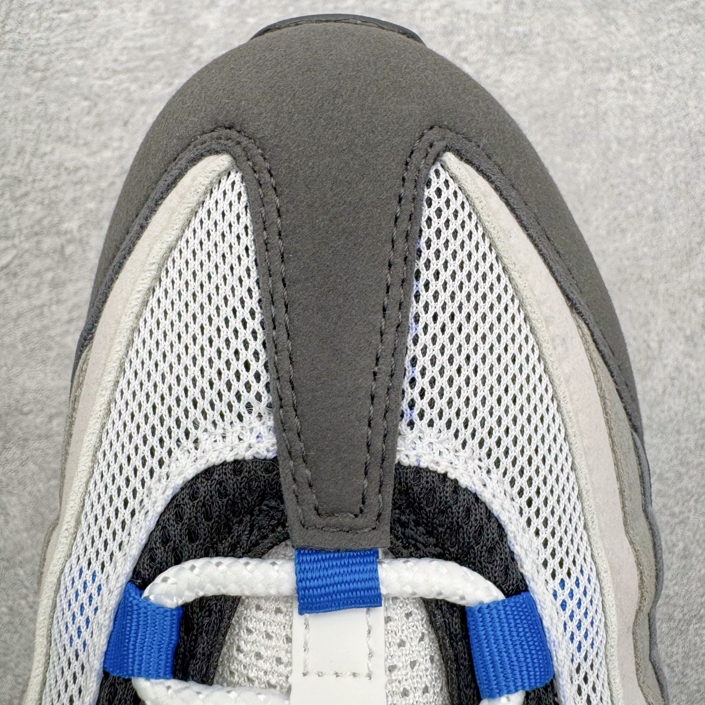 图片[15]-＃KZ神版 NK Air Max 95 OG Blue Spark 舒适百搭耐磨低帮气垫休闲跑步鞋 灰黑蓝 IM7410-100 经典重温 外单专供大厂出品 品质稳定 一百余色 终端操作 鞋款设计灵感源于人体构造 中底设计基于人体的脊柱构造 是整体设计的核心 尼龙孔眼代表了肋骨 而分层式面板和网眼象征着肌肉纤维和肉体组织 Air Max 95采用了两个独立的吹塑成型的Air-Sole单元 并首次在前掌使用可视化气垫设计 Swoosh logo夜当作一个 点符号放在了鞋子的后帮位置 20年的发展让 AIR MAX 95有了不同的故事 20年后再度面向世人的时候 焕然一新的面貌 让人有了另外一种清新脱俗的感觉 尺码：40 40.5 41 42 42.5 43 44 44.5 45 45.5 46 47.5 48.5-选品中心