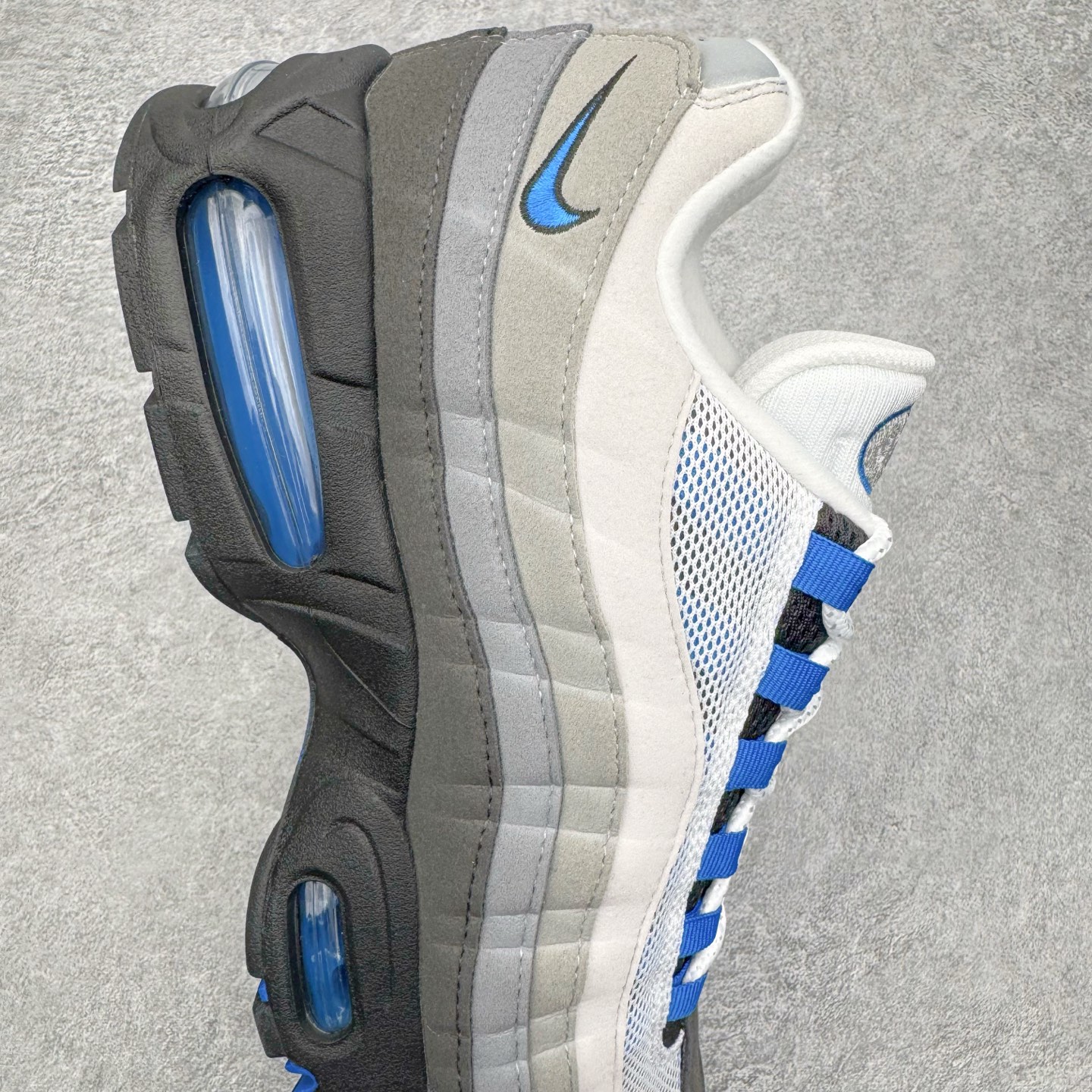 图片[7]-＃KZ神版 NK Air Max 95 OG Blue Spark 舒适百搭耐磨低帮气垫休闲跑步鞋 灰黑蓝 IM7410-100 经典重温 外单专供大厂出品 品质稳定 一百余色 终端操作 鞋款设计灵感源于人体构造 中底设计基于人体的脊柱构造 是整体设计的核心 尼龙孔眼代表了肋骨 而分层式面板和网眼象征着肌肉纤维和肉体组织 Air Max 95采用了两个独立的吹塑成型的Air-Sole单元 并首次在前掌使用可视化气垫设计 Swoosh logo夜当作一个 点符号放在了鞋子的后帮位置 20年的发展让 AIR MAX 95有了不同的故事 20年后再度面向世人的时候 焕然一新的面貌 让人有了另外一种清新脱俗的感觉 尺码：40 40.5 41 42 42.5 43 44 44.5 45 45.5 46 47.5 48.5-选品中心