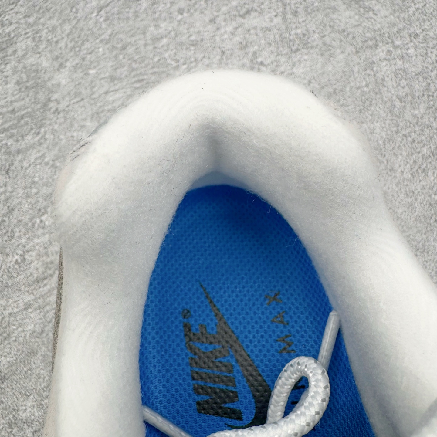 图片[13]-＃KZ神版 NK Air Max 95 OG Blue Spark 舒适百搭耐磨低帮气垫休闲跑步鞋 灰黑蓝 IM7410-100 经典重温 外单专供大厂出品 品质稳定 一百余色 终端操作 鞋款设计灵感源于人体构造 中底设计基于人体的脊柱构造 是整体设计的核心 尼龙孔眼代表了肋骨 而分层式面板和网眼象征着肌肉纤维和肉体组织 Air Max 95采用了两个独立的吹塑成型的Air-Sole单元 并首次在前掌使用可视化气垫设计 Swoosh logo夜当作一个 点符号放在了鞋子的后帮位置 20年的发展让 AIR MAX 95有了不同的故事 20年后再度面向世人的时候 焕然一新的面貌 让人有了另外一种清新脱俗的感觉 尺码：40 40.5 41 42 42.5 43 44 44.5 45 45.5 46 47.5 48.5-选品中心