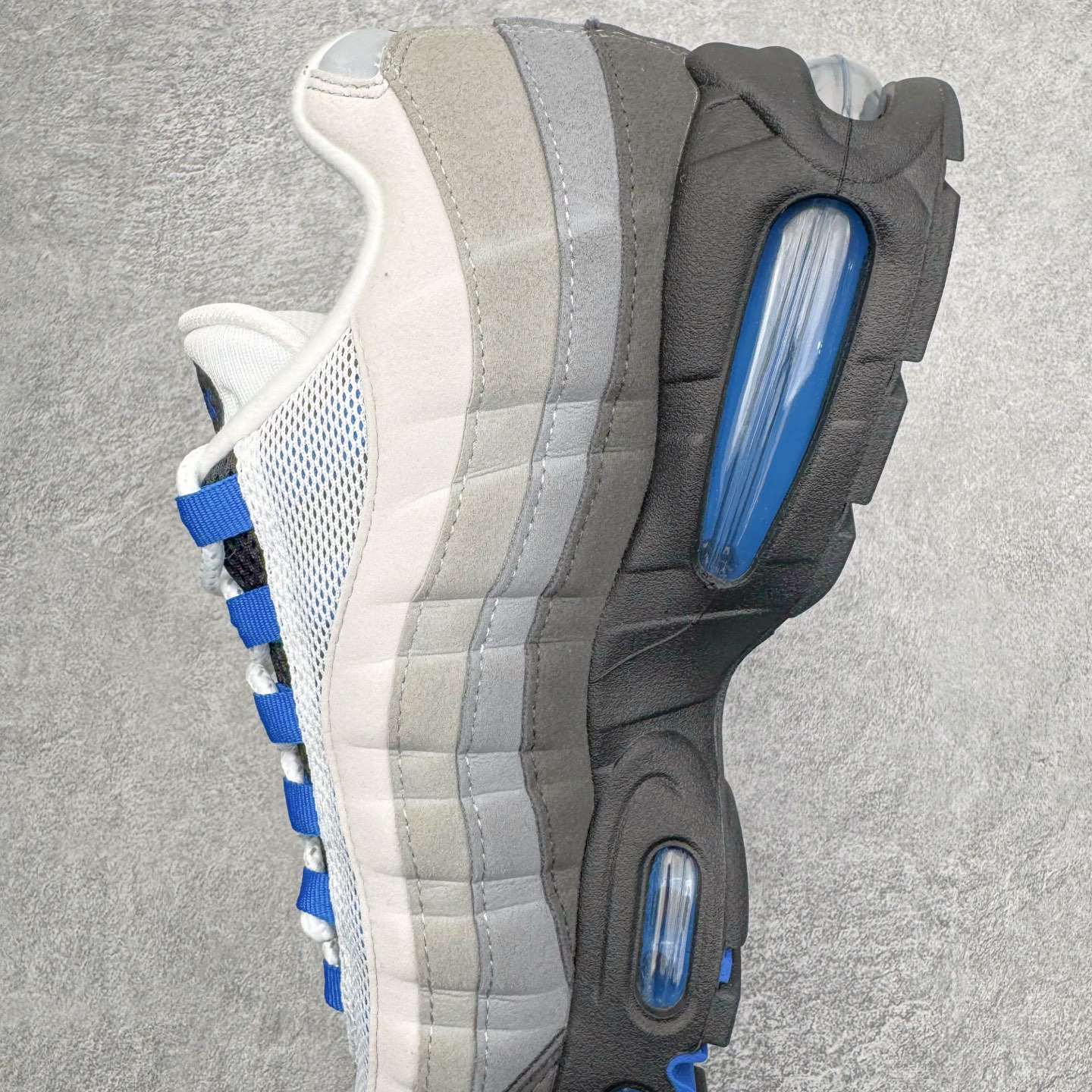 图片[6]-＃KZ神版 NK Air Max 95 OG Blue Spark 舒适百搭耐磨低帮气垫休闲跑步鞋 灰黑蓝 IM7410-100 经典重温 外单专供大厂出品 品质稳定 一百余色 终端操作 鞋款设计灵感源于人体构造 中底设计基于人体的脊柱构造 是整体设计的核心 尼龙孔眼代表了肋骨 而分层式面板和网眼象征着肌肉纤维和肉体组织 Air Max 95采用了两个独立的吹塑成型的Air-Sole单元 并首次在前掌使用可视化气垫设计 Swoosh logo夜当作一个 点符号放在了鞋子的后帮位置 20年的发展让 AIR MAX 95有了不同的故事 20年后再度面向世人的时候 焕然一新的面貌 让人有了另外一种清新脱俗的感觉 尺码：40 40.5 41 42 42.5 43 44 44.5 45 45.5 46 47.5 48.5-选品中心