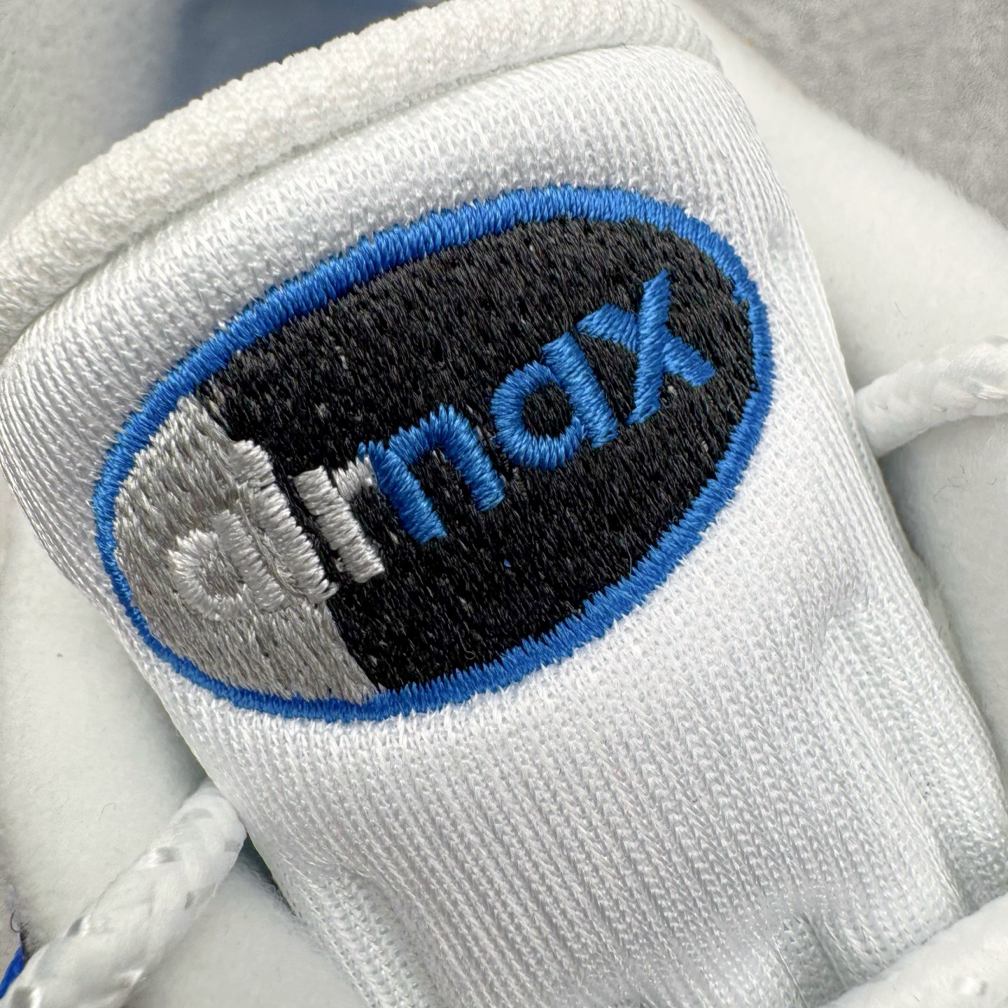 图片[14]-＃KZ神版 NK Air Max 95 OG Blue Spark 舒适百搭耐磨低帮气垫休闲跑步鞋 灰黑蓝 IM7410-100 经典重温 外单专供大厂出品 品质稳定 一百余色 终端操作 鞋款设计灵感源于人体构造 中底设计基于人体的脊柱构造 是整体设计的核心 尼龙孔眼代表了肋骨 而分层式面板和网眼象征着肌肉纤维和肉体组织 Air Max 95采用了两个独立的吹塑成型的Air-Sole单元 并首次在前掌使用可视化气垫设计 Swoosh logo夜当作一个 点符号放在了鞋子的后帮位置 20年的发展让 AIR MAX 95有了不同的故事 20年后再度面向世人的时候 焕然一新的面貌 让人有了另外一种清新脱俗的感觉 尺码：40 40.5 41 42 42.5 43 44 44.5 45 45.5 46 47.5 48.5-选品中心