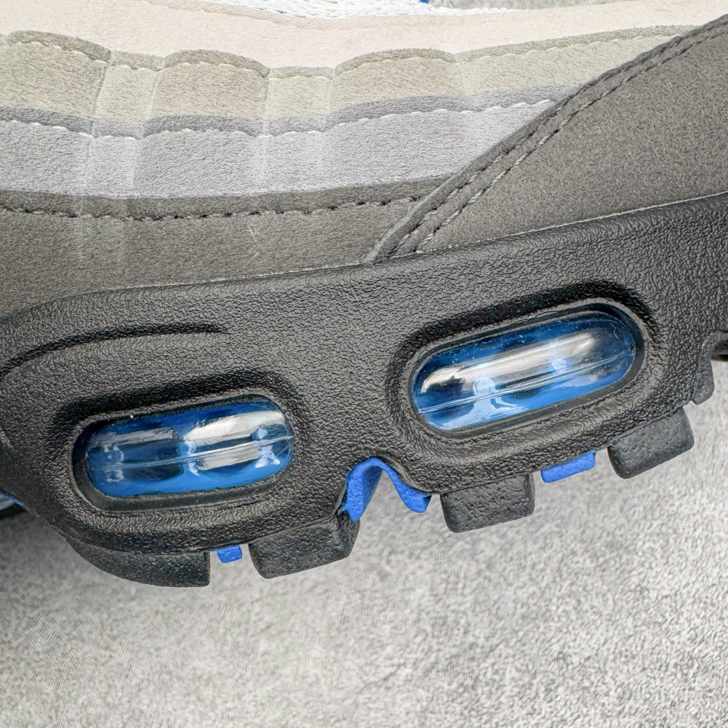 图片[20]-＃KZ神版 NK Air Max 95 OG Blue Spark 舒适百搭耐磨低帮气垫休闲跑步鞋 灰黑蓝 IM7410-100 经典重温 外单专供大厂出品 品质稳定 一百余色 终端操作 鞋款设计灵感源于人体构造 中底设计基于人体的脊柱构造 是整体设计的核心 尼龙孔眼代表了肋骨 而分层式面板和网眼象征着肌肉纤维和肉体组织 Air Max 95采用了两个独立的吹塑成型的Air-Sole单元 并首次在前掌使用可视化气垫设计 Swoosh logo夜当作一个 点符号放在了鞋子的后帮位置 20年的发展让 AIR MAX 95有了不同的故事 20年后再度面向世人的时候 焕然一新的面貌 让人有了另外一种清新脱俗的感觉 尺码：40 40.5 41 42 42.5 43 44 44.5 45 45.5 46 47.5 48.5-选品中心