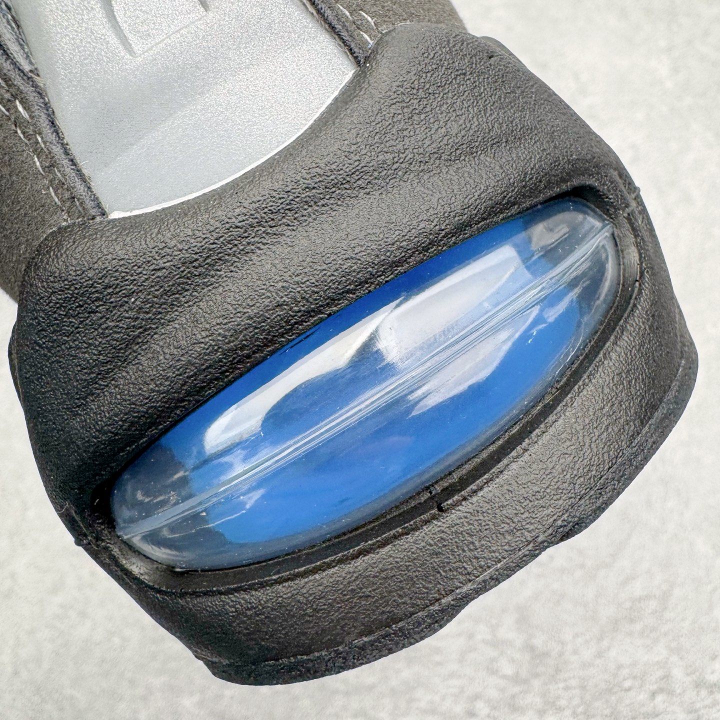 图片[16]-＃KZ神版 NK Air Max 95 OG Blue Spark 舒适百搭耐磨低帮气垫休闲跑步鞋 灰黑蓝 IM7410-100 经典重温 外单专供大厂出品 品质稳定 一百余色 终端操作 鞋款设计灵感源于人体构造 中底设计基于人体的脊柱构造 是整体设计的核心 尼龙孔眼代表了肋骨 而分层式面板和网眼象征着肌肉纤维和肉体组织 Air Max 95采用了两个独立的吹塑成型的Air-Sole单元 并首次在前掌使用可视化气垫设计 Swoosh logo夜当作一个 点符号放在了鞋子的后帮位置 20年的发展让 AIR MAX 95有了不同的故事 20年后再度面向世人的时候 焕然一新的面貌 让人有了另外一种清新脱俗的感觉 尺码：40 40.5 41 42 42.5 43 44 44.5 45 45.5 46 47.5 48.5-选品中心