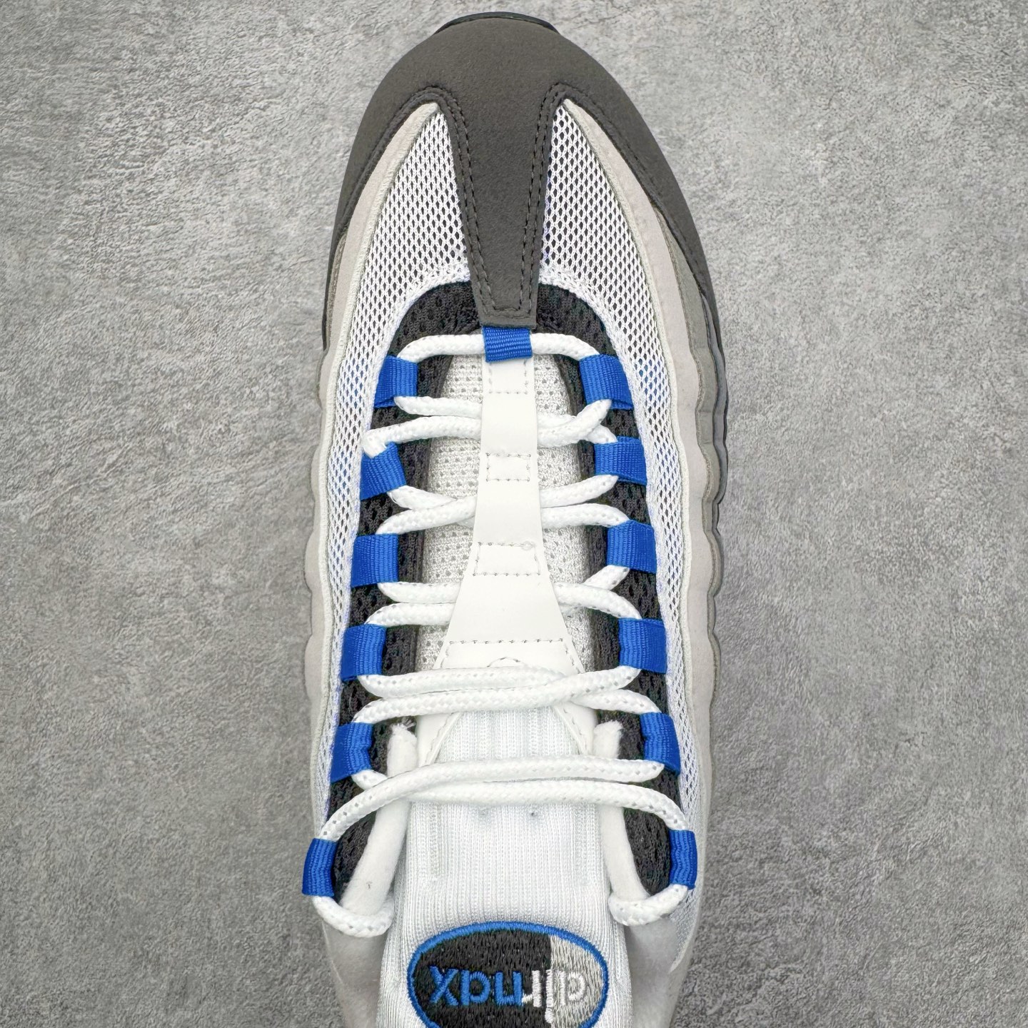 图片[4]-＃KZ神版 NK Air Max 95 OG Blue Spark 舒适百搭耐磨低帮气垫休闲跑步鞋 灰黑蓝 IM7410-100 经典重温 外单专供大厂出品 品质稳定 一百余色 终端操作 鞋款设计灵感源于人体构造 中底设计基于人体的脊柱构造 是整体设计的核心 尼龙孔眼代表了肋骨 而分层式面板和网眼象征着肌肉纤维和肉体组织 Air Max 95采用了两个独立的吹塑成型的Air-Sole单元 并首次在前掌使用可视化气垫设计 Swoosh logo夜当作一个 点符号放在了鞋子的后帮位置 20年的发展让 AIR MAX 95有了不同的故事 20年后再度面向世人的时候 焕然一新的面貌 让人有了另外一种清新脱俗的感觉 尺码：40 40.5 41 42 42.5 43 44 44.5 45 45.5 46 47.5 48.5-选品中心