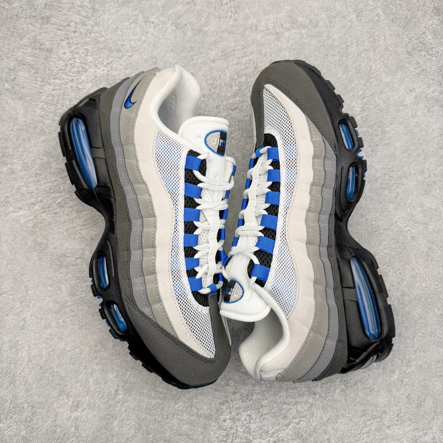 图片[3]-＃KZ神版 NK Air Max 95 OG Blue Spark 舒适百搭耐磨低帮气垫休闲跑步鞋 灰黑蓝 IM7410-100 经典重温 外单专供大厂出品 品质稳定 一百余色 终端操作 鞋款设计灵感源于人体构造 中底设计基于人体的脊柱构造 是整体设计的核心 尼龙孔眼代表了肋骨 而分层式面板和网眼象征着肌肉纤维和肉体组织 Air Max 95采用了两个独立的吹塑成型的Air-Sole单元 并首次在前掌使用可视化气垫设计 Swoosh logo夜当作一个 点符号放在了鞋子的后帮位置 20年的发展让 AIR MAX 95有了不同的故事 20年后再度面向世人的时候 焕然一新的面貌 让人有了另外一种清新脱俗的感觉 尺码：40 40.5 41 42 42.5 43 44 44.5 45 45.5 46 47.5 48.5-选品中心