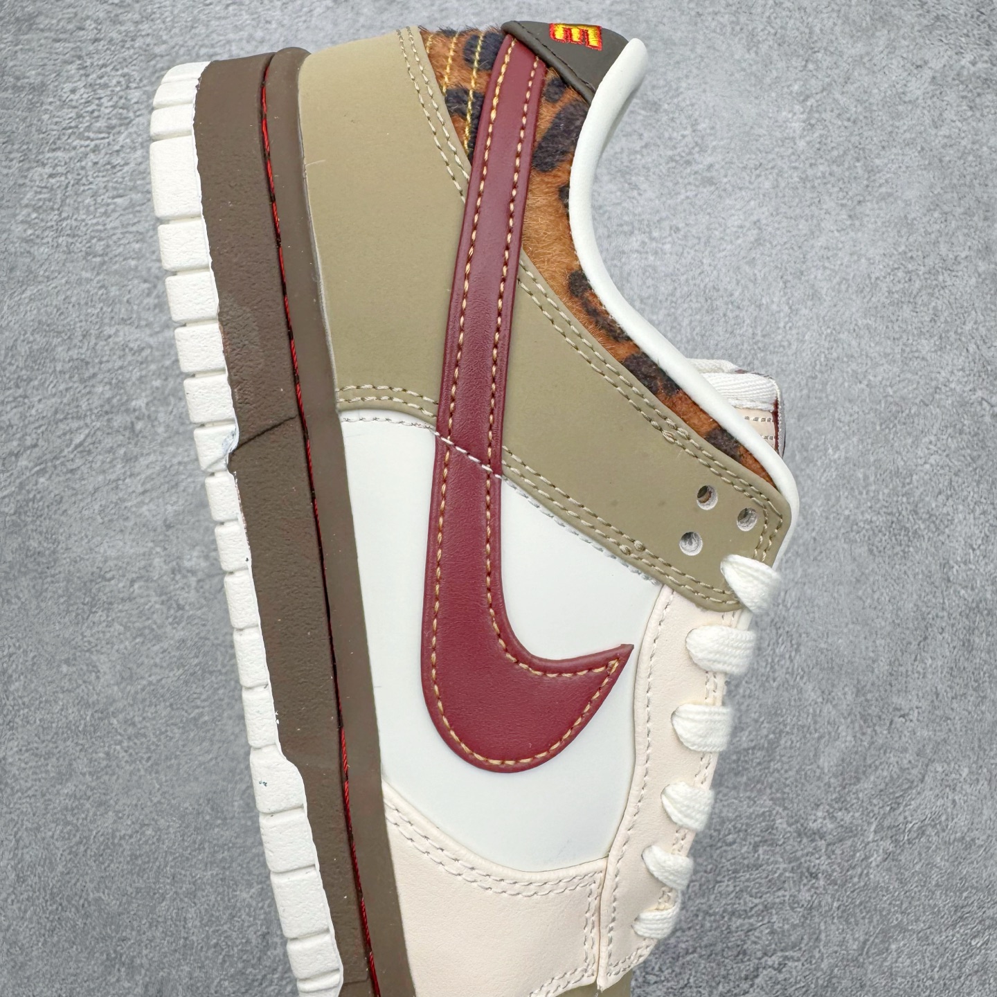 图片[6]-＃YC纯原 NK Dunk Low 卡其豹纹 IM6687-262 实力大厂出品 新配色陆续开发 利润个位数只为口碑 全套原纸板楦头开发 确保原汁原味 完美呈现DUNK版型 一比一鞋头弧度高度鞋身弧度 此版本只针对中端市场 皮料材质有所更替 其他数据细节工艺流程均保持一致 绝不口嗨 细节品控鞋型随意对比 独家私模官方第六代原厂航空铝磨具打磨大底 鞋头坡度极致还原 无解鞋型 原盒原配 圈内天花板工艺 原厂玻璃冲刀 超高清洁度 全鞋零毛边皮料切割 原厂中底布点胶 中底布拉帮走线遵循公司 尺码：36 36.5 37.5 38 38.5 39 40 40.5 41 42 42.5 43 44 44.5 45 46-选品中心