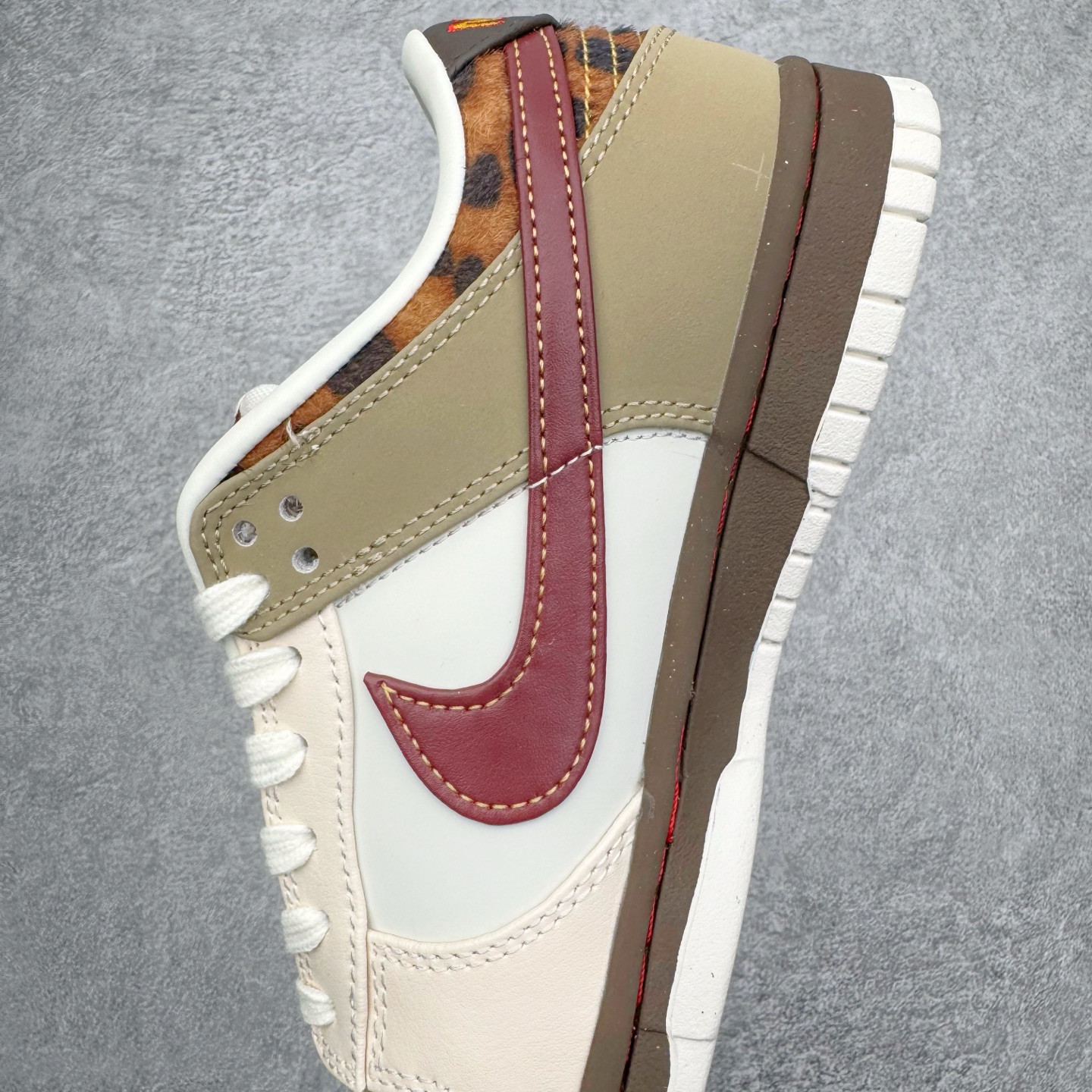 图片[7]-＃YC纯原 NK Dunk Low 卡其豹纹 IM6687-262 实力大厂出品 新配色陆续开发 利润个位数只为口碑 全套原纸板楦头开发 确保原汁原味 完美呈现DUNK版型 一比一鞋头弧度高度鞋身弧度 此版本只针对中端市场 皮料材质有所更替 其他数据细节工艺流程均保持一致 绝不口嗨 细节品控鞋型随意对比 独家私模官方第六代原厂航空铝磨具打磨大底 鞋头坡度极致还原 无解鞋型 原盒原配 圈内天花板工艺 原厂玻璃冲刀 超高清洁度 全鞋零毛边皮料切割 原厂中底布点胶 中底布拉帮走线遵循公司 尺码：36 36.5 37.5 38 38.5 39 40 40.5 41 42 42.5 43 44 44.5 45 46-选品中心