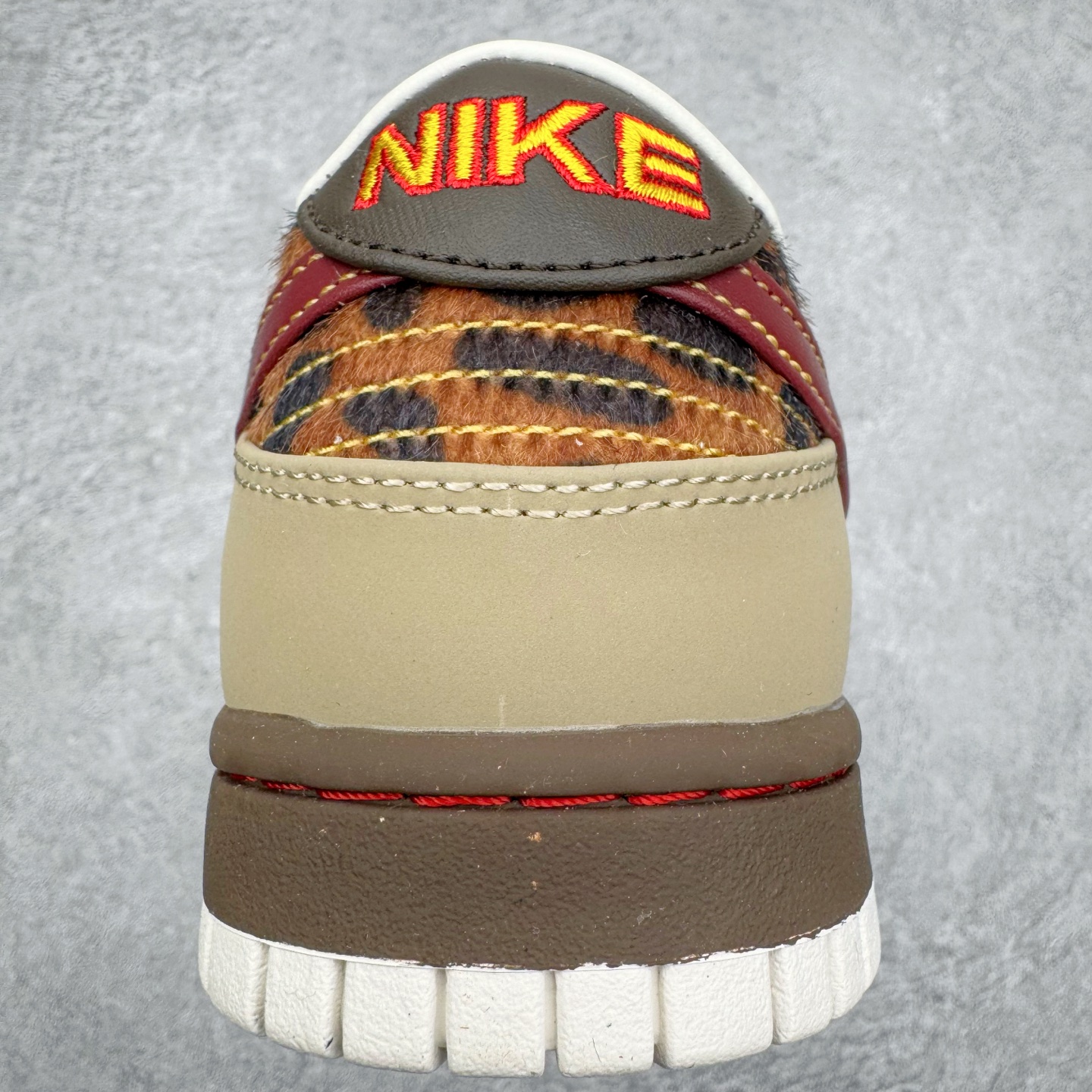 图片[8]-＃YC纯原 NK Dunk Low 卡其豹纹 IM6687-262 实力大厂出品 新配色陆续开发 利润个位数只为口碑 全套原纸板楦头开发 确保原汁原味 完美呈现DUNK版型 一比一鞋头弧度高度鞋身弧度 此版本只针对中端市场 皮料材质有所更替 其他数据细节工艺流程均保持一致 绝不口嗨 细节品控鞋型随意对比 独家私模官方第六代原厂航空铝磨具打磨大底 鞋头坡度极致还原 无解鞋型 原盒原配 圈内天花板工艺 原厂玻璃冲刀 超高清洁度 全鞋零毛边皮料切割 原厂中底布点胶 中底布拉帮走线遵循公司 尺码：36 36.5 37.5 38 38.5 39 40 40.5 41 42 42.5 43 44 44.5 45 46-选品中心