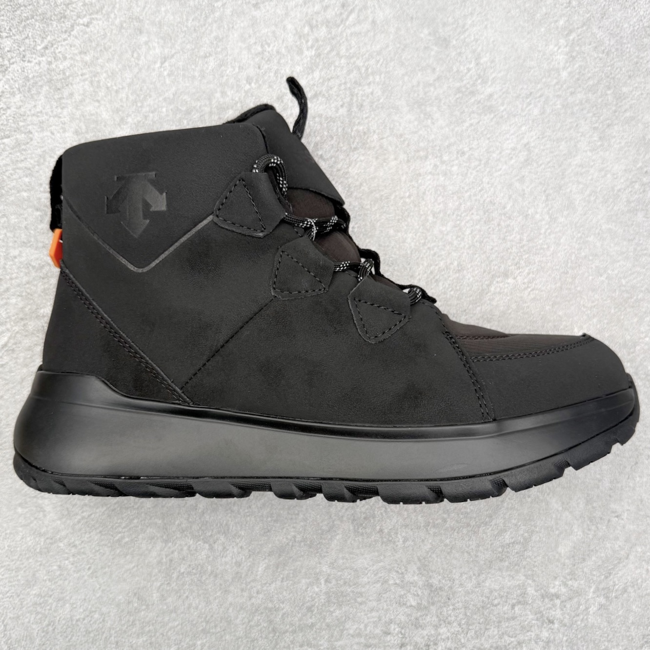 ＃K版 迪桑特DESCENTE SKI STYLE系列 保暖耐磨 时尚舒适百搭短筒雪地靴 DESCENTE（迪桑特）创立于1935年，品牌名取自法语词汇，意为“滑降”。品牌箭头标识代表滑雪的三种技术“高速直线滑行”、“穿越”和“侧滑”，也寓意品牌在打造高端专业运动产品中不断追求完美的创新精神，致力于成为中国高端专业滑雪、综训、女子、铁人三项、高尔夫的第一品牌。实拍调校N版已经零色差零失真 百分百还原实物色彩所见即所得 不存在货不对板色差等低级问题 选购参考实物拍摄 不混卖不参货 只用心做好货严格选品 承诺混一赔十 尺码：36 36.5 37.5 38 38.5 39 40 40.5 41 42 42.5 43 44 44.5 45-选品中心