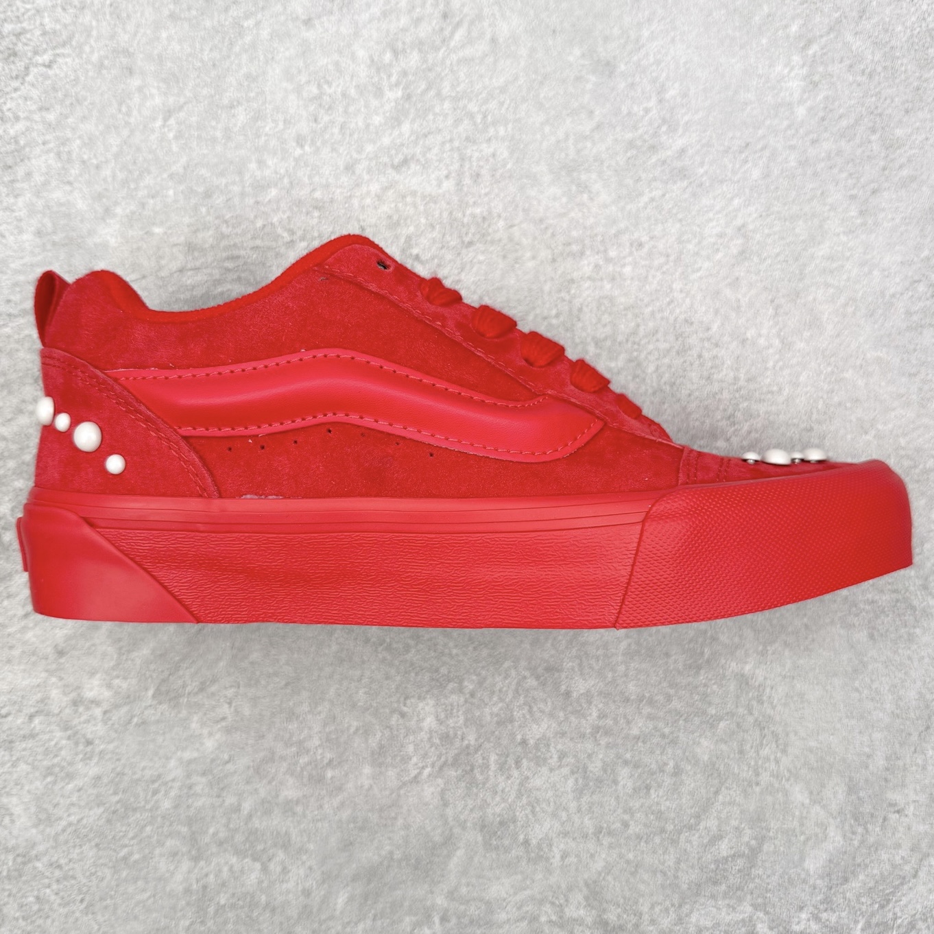 Vans Knu Skool 珍珠铆钉面包鞋 此次以珍珠元素为设计亮点，面包鞋标志性的立体大Logo搭配红色麂皮材质，鞋面及后跟融合珍珠铆钉元素，品牌再次以大胆玩味的精神，将经典街头鞋款焕新呈现，成为冬日时尚焦点。 货号：VN000E9XBRD 尺码：35 36 36.5 37 38 38.5 39 40 40.5 41 42 42.5 43 44 45-选品中心