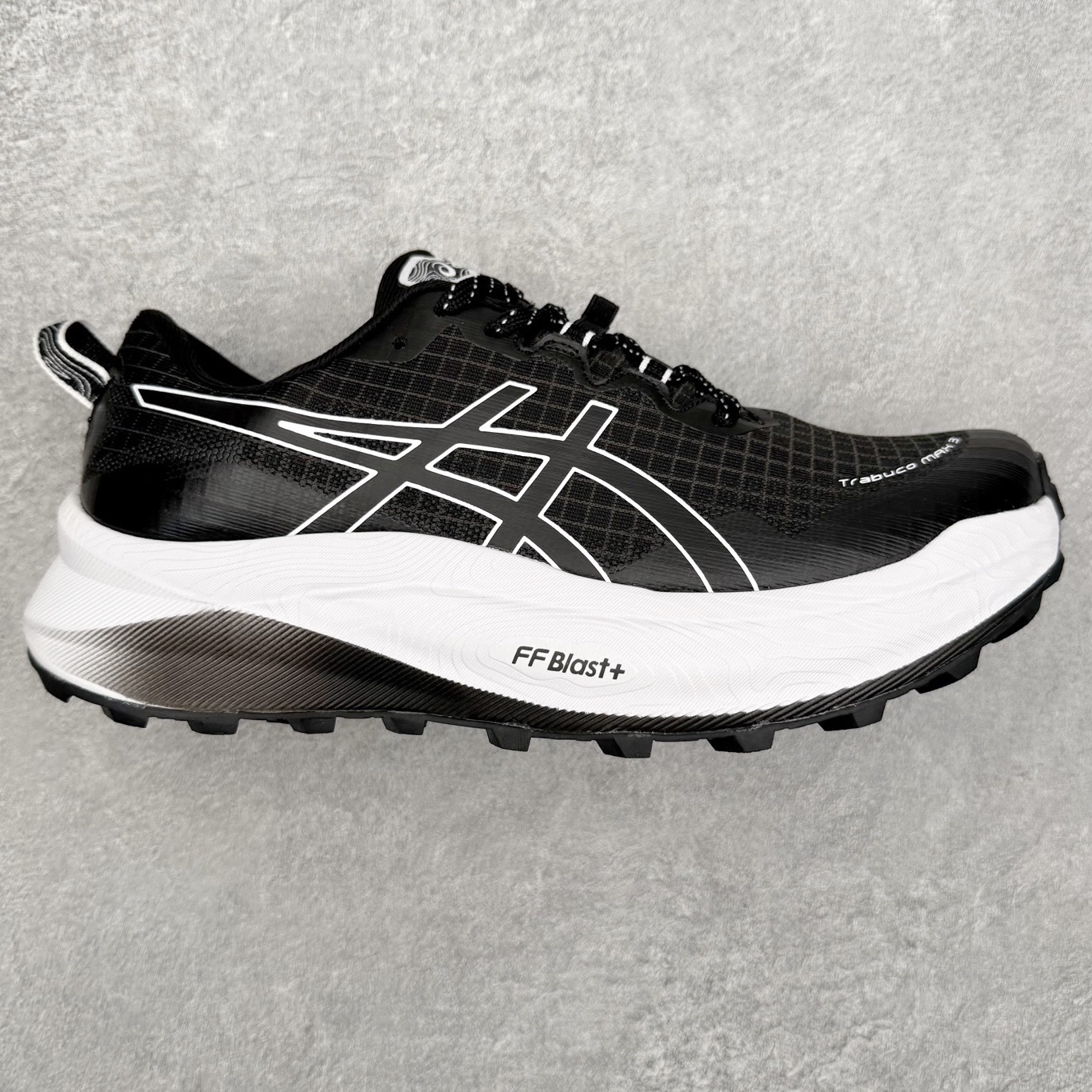 Asics GEL-TRABUCO 13 GTX 亚瑟士舒适百搭轻便透气减震低帮跑步鞋 ASICS（亚瑟士）是日本实业家鬼冢喜八郎创立的跑鞋运动品牌，名字想法源自著名的拉丁谚语“AnimaSana In Corpore Sano”，意为“健全的精神寓于强健的体魄”。正如其名字的含义，ASICS亚瑟士一直坚信保持身体的健康与活力是打造健康快乐的生活方式的最佳途径。亚瑟士的跑鞋、篮球鞋等系列集专业与美貌于一身，拥有极高的热度。2016年，ASICS在“2016年日本最佳全球品牌”排行榜名列第17名。尺码：36 37 37.5 38 39 39.5 40 40.5 41.5 42 42.5 43.5 44 45-选品中心