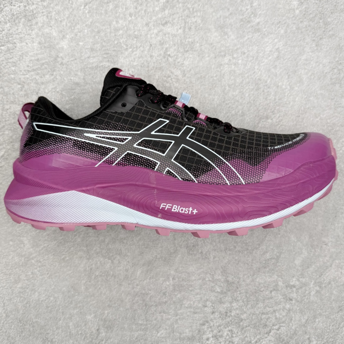 Asics GEL-TRABUCO 13 GTX 亚瑟士舒适百搭轻便透气减震低帮跑步鞋 ASICS（亚瑟士）是日本实业家鬼冢喜八郎创立的跑鞋运动品牌，名字想法源自著名的拉丁谚语“AnimaSana In Corpore Sano”，意为“健全的精神寓于强健的体魄”。正如其名字的含义，ASICS亚瑟士一直坚信保持身体的健康与活力是打造健康快乐的生活方式的最佳途径。亚瑟士的跑鞋、篮球鞋等系列集专业与美貌于一身，拥有极高的热度。2016年，ASICS在“2016年日本最佳全球品牌”排行榜名列第17名。尺码：36 37 37.5 38 39 39.5 40 40.5 41.5 42 42.5 43.5 44 45-选品中心