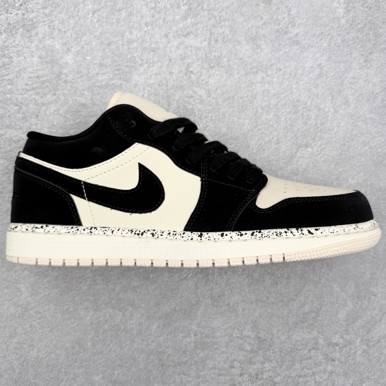 ＃K版 Air Jordan AJ1 Low 低帮 DC0774-003 全新流水线出品 DT版本唯一平替选择 市场第二梯队最强版 全部原鞋开发 原楦原纸板开发 全鞋电脑针车 原厂内置全掌气垫 原盒内在原标 唯一Zp原版鞋带绑法 免检产品 全新2022版型 全头层皮料 完美零毛边处理 原厂配置全掌气垫 价格定位良心 几十个配色陆续出货 实拍调校N版已经零色差零失真 百分百还原实物色彩所见即所得 不存在货不对板色差等低级问题 选购参考实物拍摄 不混卖不参货 只用心做好货严格选品 承诺混一赔十 尺码：36 36.5 37.5 38 38.5 39 40 40.5 41 42 42.5 43 44 44.5 45-选品中心