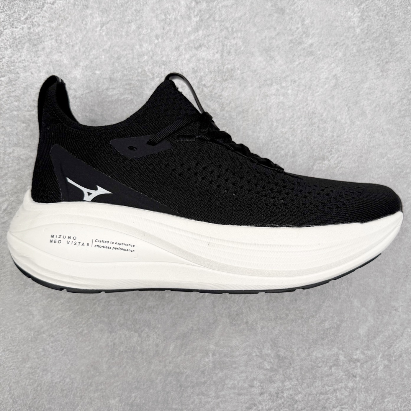 Mizuno Neo Vista Y2K柔软舒适减震耐磨支撑 低帮休闲跑步鞋 男女同款 美津浓（Mizuno）是日本美津浓株式会社于1906年创立的运动品牌，经过一个多世纪的不断努力现已成为世界著名的运动器具、服装和鞋类生产商。美津浓力求服务于各类运动项目，并竭力使运动生活更加愉快和振奋。产品种类齐全，覆盖几乎全部主要运动项目，达到30万多个品类。尺码：36 36.5 37.5 38 38.5 39 40 40.5 41 42 42.5 43 44 44.5 45-选品中心