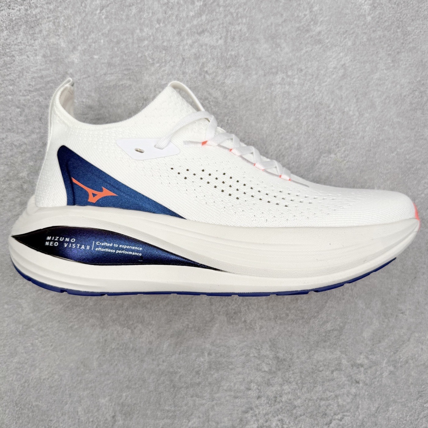 Mizuno Neo Vista Y2K柔软舒适减震耐磨支撑 低帮休闲跑步鞋 男女同款 美津浓（Mizuno）是日本美津浓株式会社于1906年创立的运动品牌，经过一个多世纪的不断努力现已成为世界著名的运动器具、服装和鞋类生产商。美津浓力求服务于各类运动项目，并竭力使运动生活更加愉快和振奋。产品种类齐全，覆盖几乎全部主要运动项目，达到30万多个品类。尺码：36 36.5 37.5 38 38.5 39 40 40.5 41 42 42.5 43 44 44.5 45-选品中心