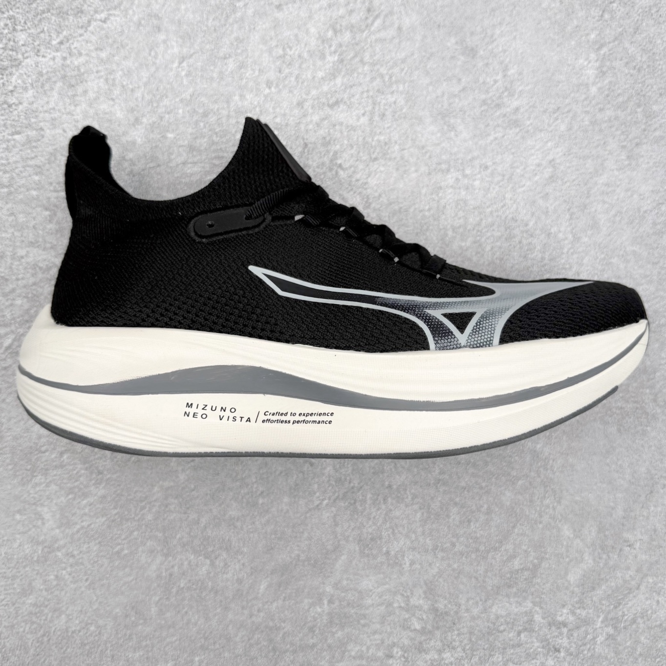 图片[4]-Mizuno Neo Vista Y2K柔软舒适减震耐磨支撑 低帮休闲跑步鞋 男女同款 美津浓（Mizuno）是日本美津浓株式会社于1906年创立的运动品牌，经过一个多世纪的不断努力现已成为世界著名的运动器具、服装和鞋类生产商。美津浓力求服务于各类运动项目，并竭力使运动生活更加愉快和振奋。产品种类齐全，覆盖几乎全部主要运动项目，达到30万多个品类。尺码：36 36.5 37.5 38 38.5 39 40 40.5 41 42 42.5 43 44 44.5 45-选品中心