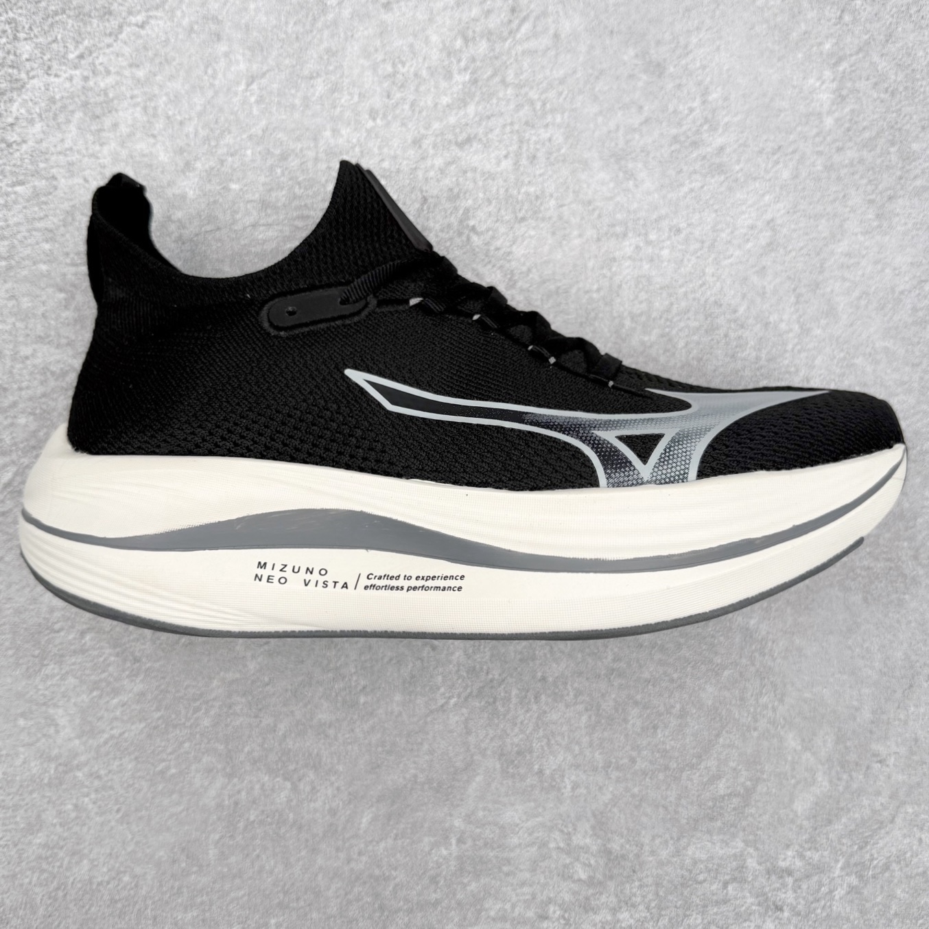 Mizuno Neo Vista Y2K柔软舒适减震耐磨支撑 低帮休闲跑步鞋 男女同款 美津浓（Mizuno）是日本美津浓株式会社于1906年创立的运动品牌，经过一个多世纪的不断努力现已成为世界著名的运动器具、服装和鞋类生产商。美津浓力求服务于各类运动项目，并竭力使运动生活更加愉快和振奋。产品种类齐全，覆盖几乎全部主要运动项目，达到30万多个品类。尺码：36 36.5 37.5 38 38.5 39 40 40.5 41 42 42.5 43 44 44.5 45-选品中心