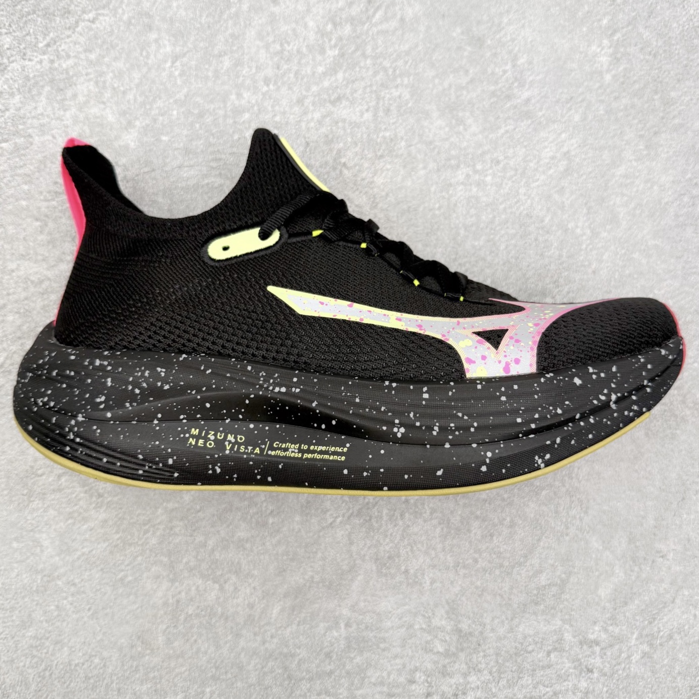 Mizuno Neo Vista Y2K柔软舒适减震耐磨支撑 低帮休闲跑步鞋 男女同款 美津浓（Mizuno）是日本美津浓株式会社于1906年创立的运动品牌，经过一个多世纪的不断努力现已成为世界著名的运动器具、服装和鞋类生产商。美津浓力求服务于各类运动项目，并竭力使运动生活更加愉快和振奋。产品种类齐全，覆盖几乎全部主要运动项目，达到30万多个品类。尺码：36 36.5 37.5 38 38.5 39 40 40.5 41 42 42.5 43 44 44.5 45-选品中心