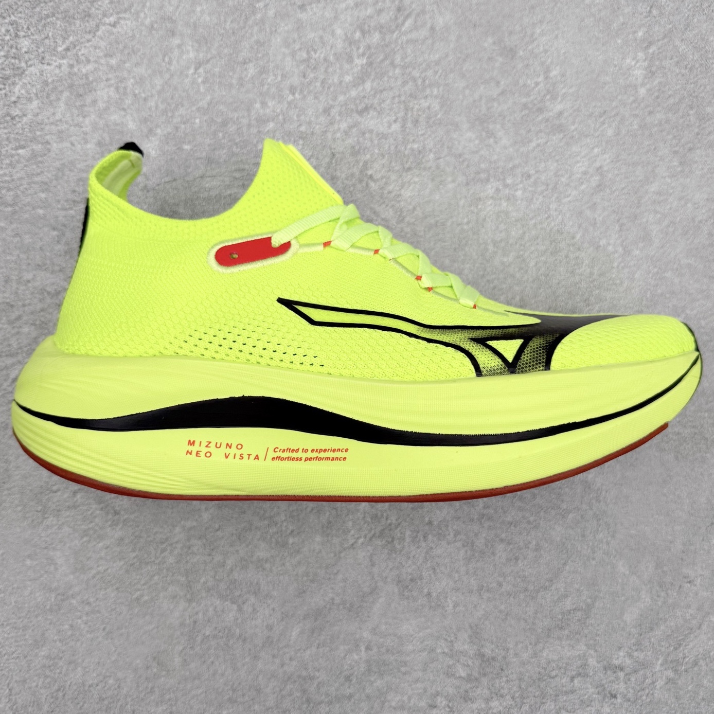 Mizuno Neo Vista Y2K柔软舒适减震耐磨支撑 低帮休闲跑步鞋 男女同款 美津浓（Mizuno）是日本美津浓株式会社于1906年创立的运动品牌，经过一个多世纪的不断努力现已成为世界著名的运动器具、服装和鞋类生产商。美津浓力求服务于各类运动项目，并竭力使运动生活更加愉快和振奋。产品种类齐全，覆盖几乎全部主要运动项目，达到30万多个品类。尺码：36 36.5 37.5 38 38.5 39 40 40.5 41 42 42.5 43 44 44.5 45-选品中心