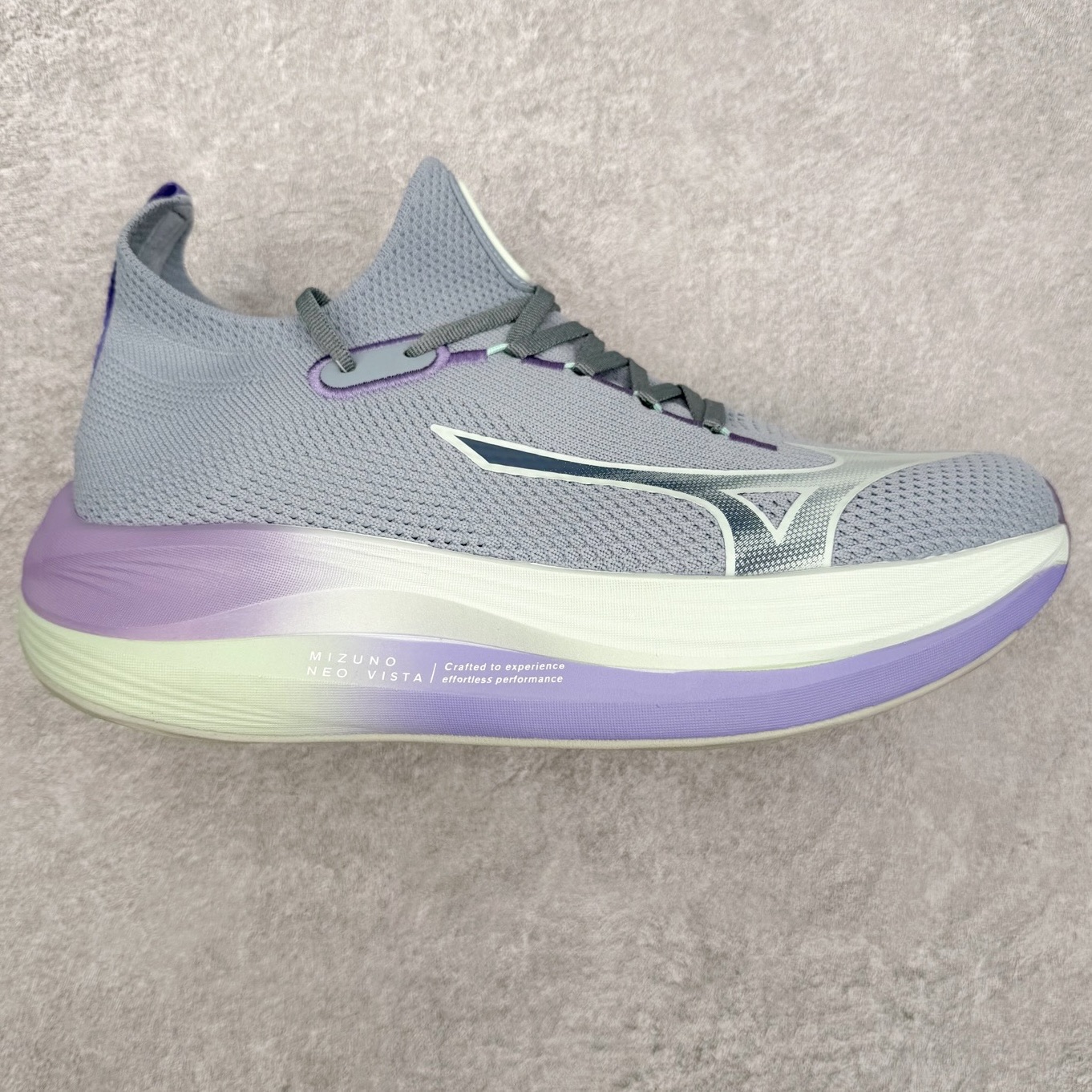 Mizuno Neo Vista Y2K柔软舒适减震耐磨支撑 低帮休闲跑步鞋 男女同款 美津浓（Mizuno）是日本美津浓株式会社于1906年创立的运动品牌，经过一个多世纪的不断努力现已成为世界著名的运动器具、服装和鞋类生产商。美津浓力求服务于各类运动项目，并竭力使运动生活更加愉快和振奋。产品种类齐全，覆盖几乎全部主要运动项目，达到30万多个品类。尺码：36 36.5 37.5 38 38.5 39 40 40.5 41 42 42.5 43 44 44.5 45-选品中心